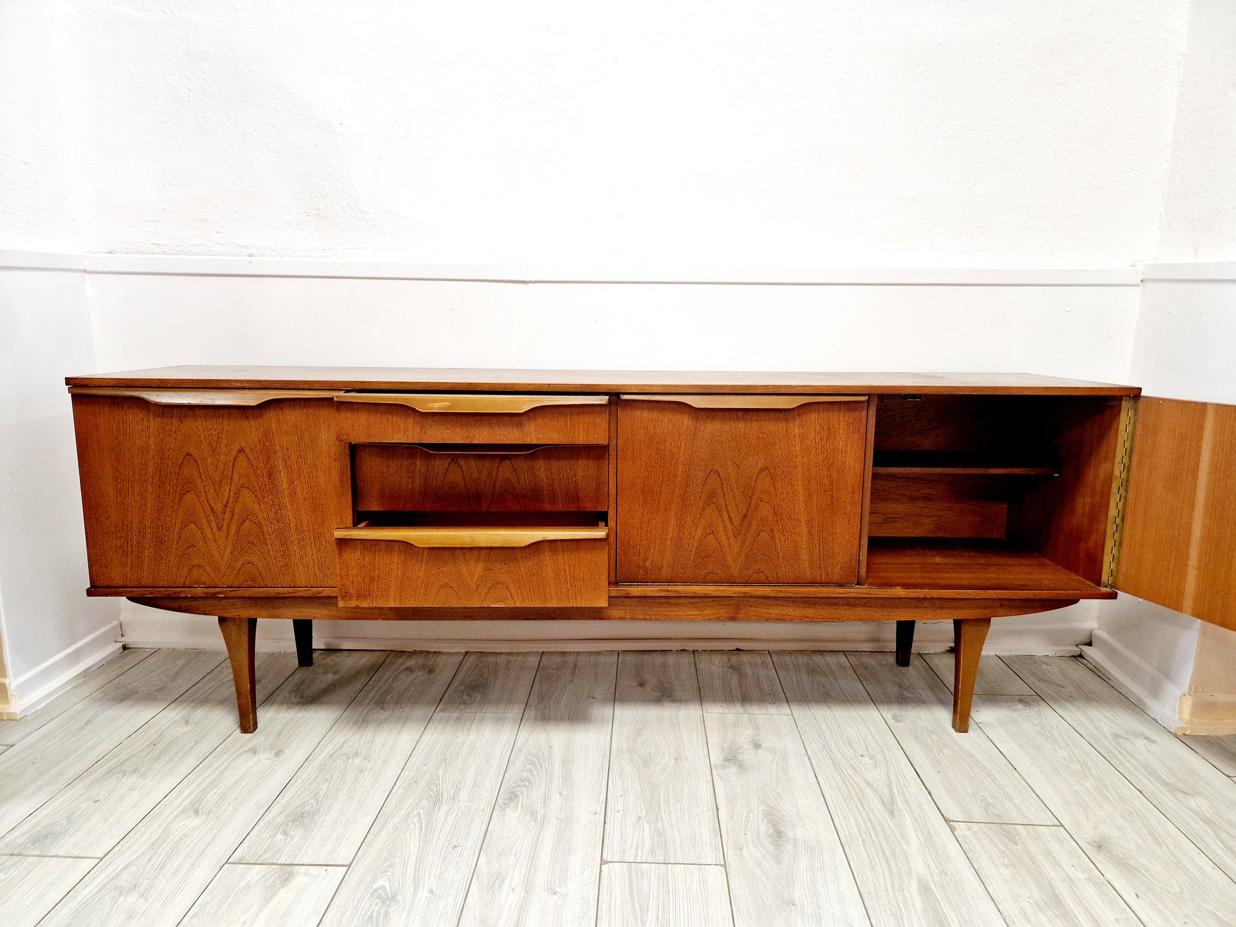 Credenza Stonehill in teak del metà del secolo scorso in vendita 4