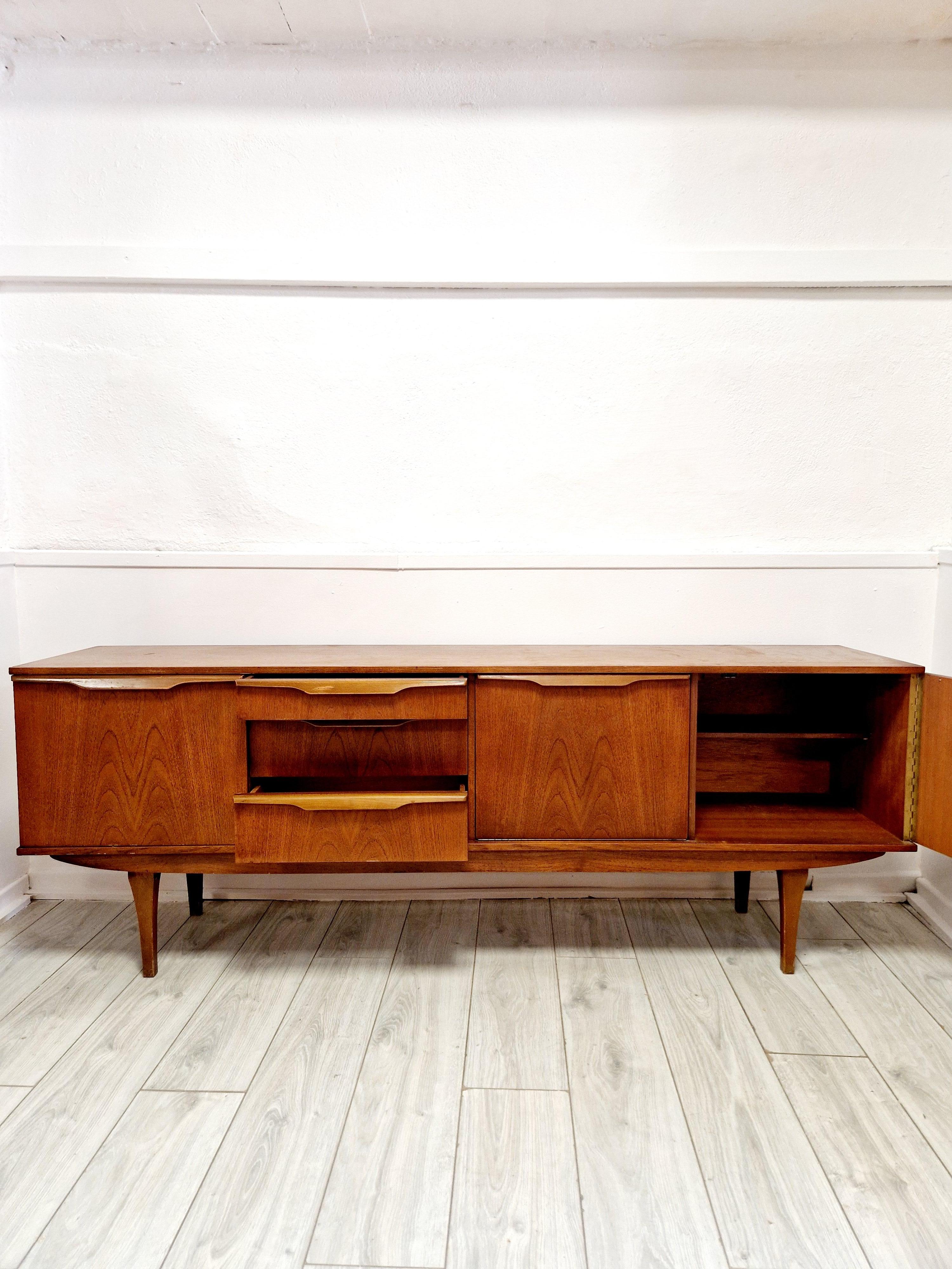 Mid-Century moderno Credenza Stonehill in teak del metà del secolo scorso in vendita