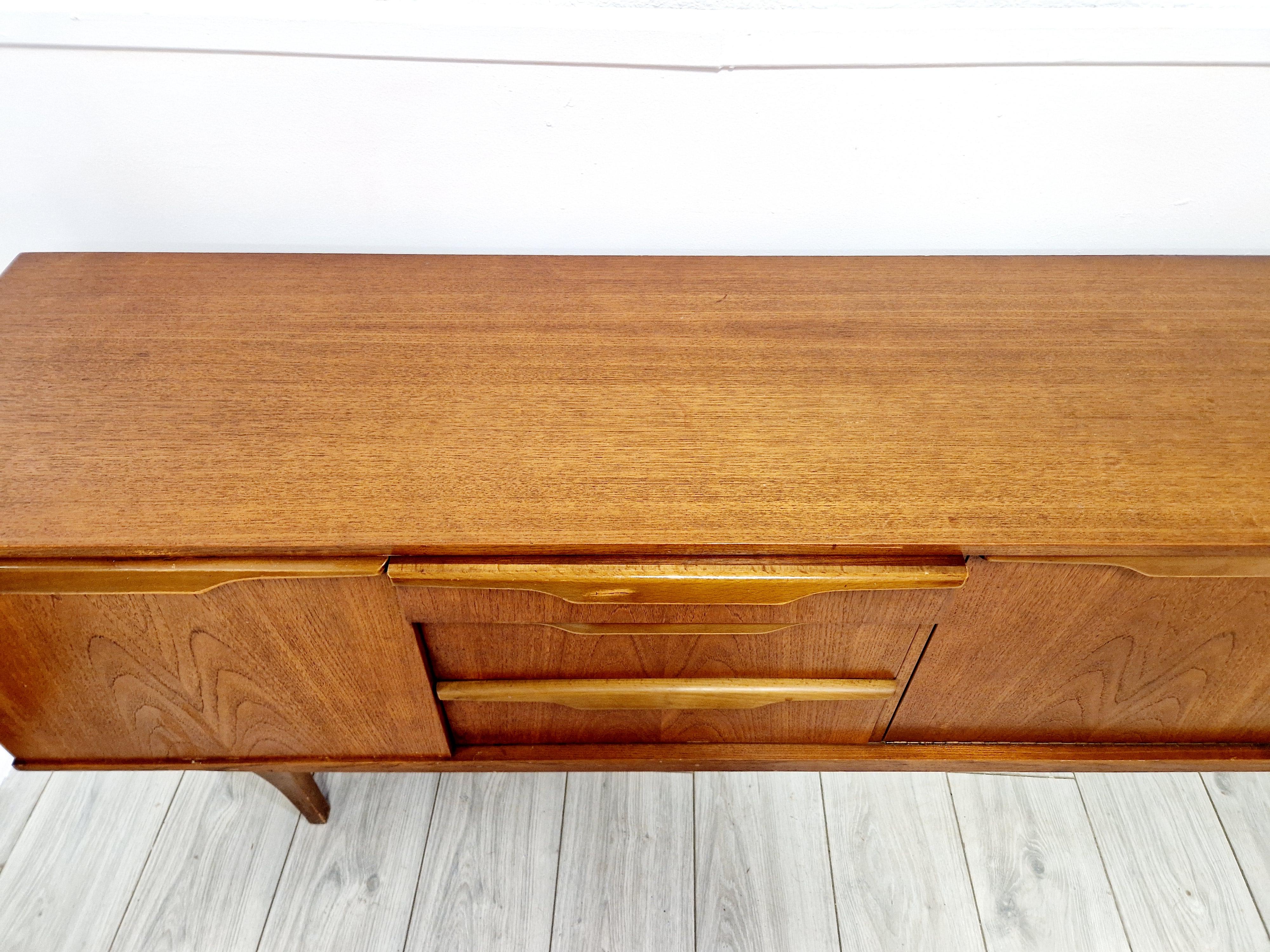 Britannico Credenza Stonehill in teak del metà del secolo scorso in vendita