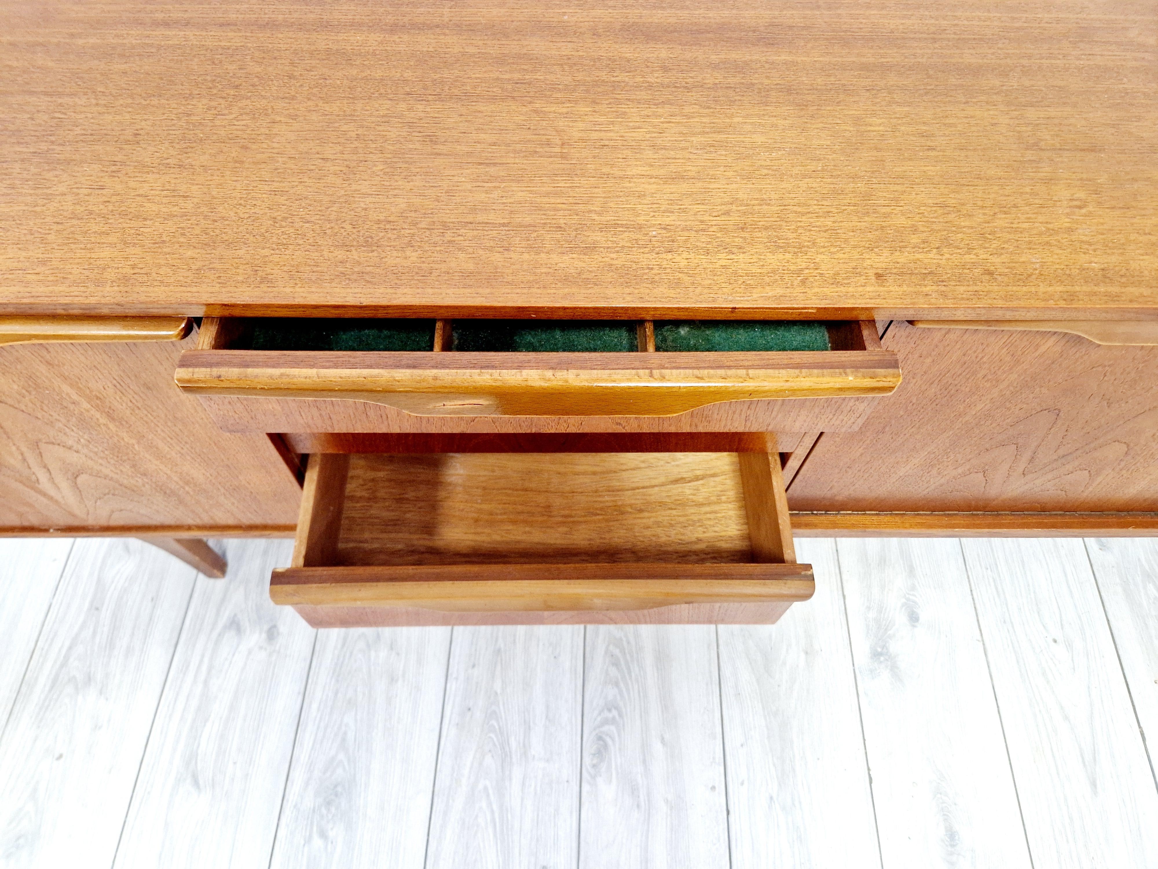 Credenza Stonehill in teak del metà del secolo scorso In condizioni buone in vendita a Buxton, GB