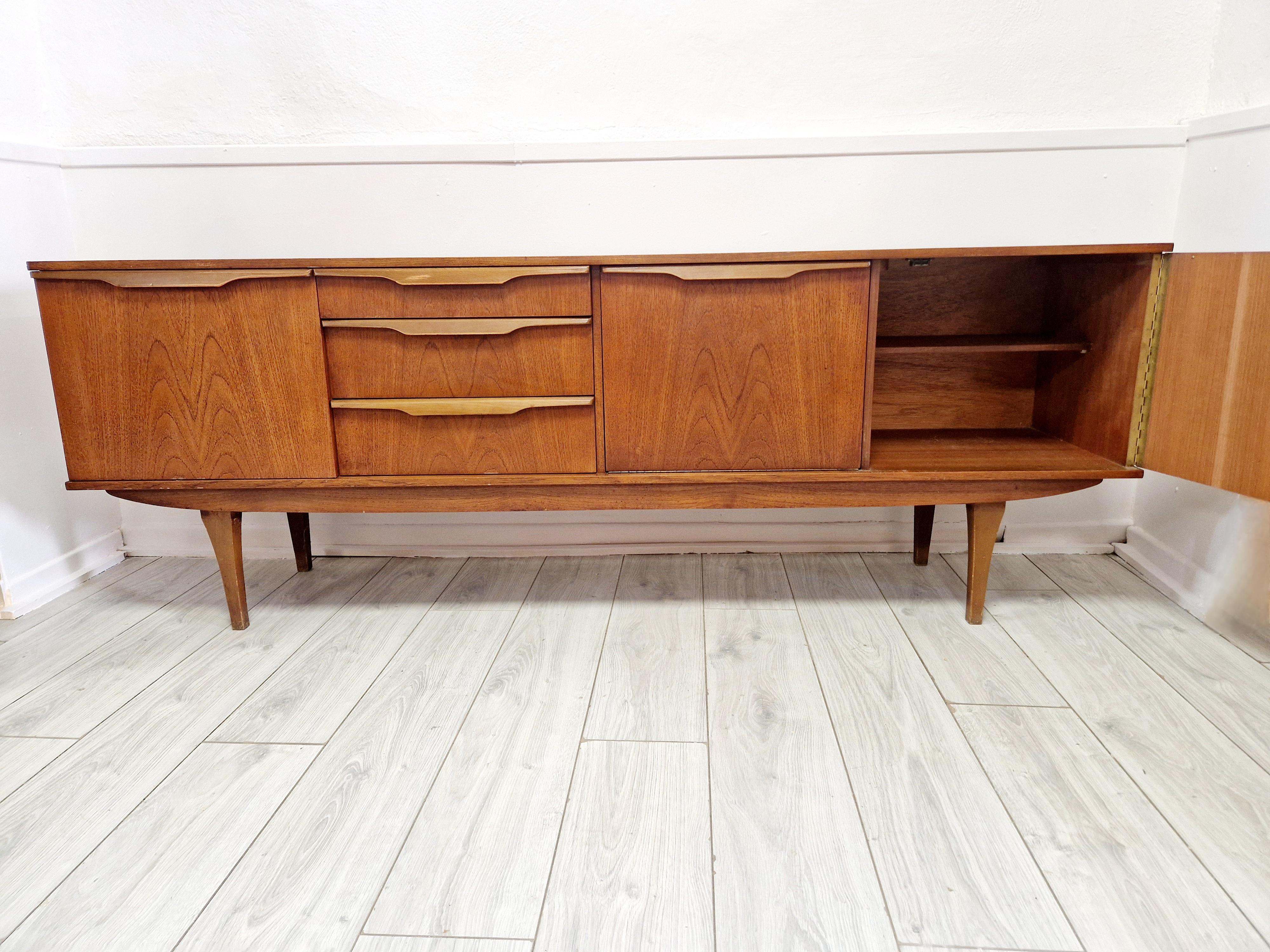 XX secolo Credenza Stonehill in teak del metà del secolo scorso in vendita