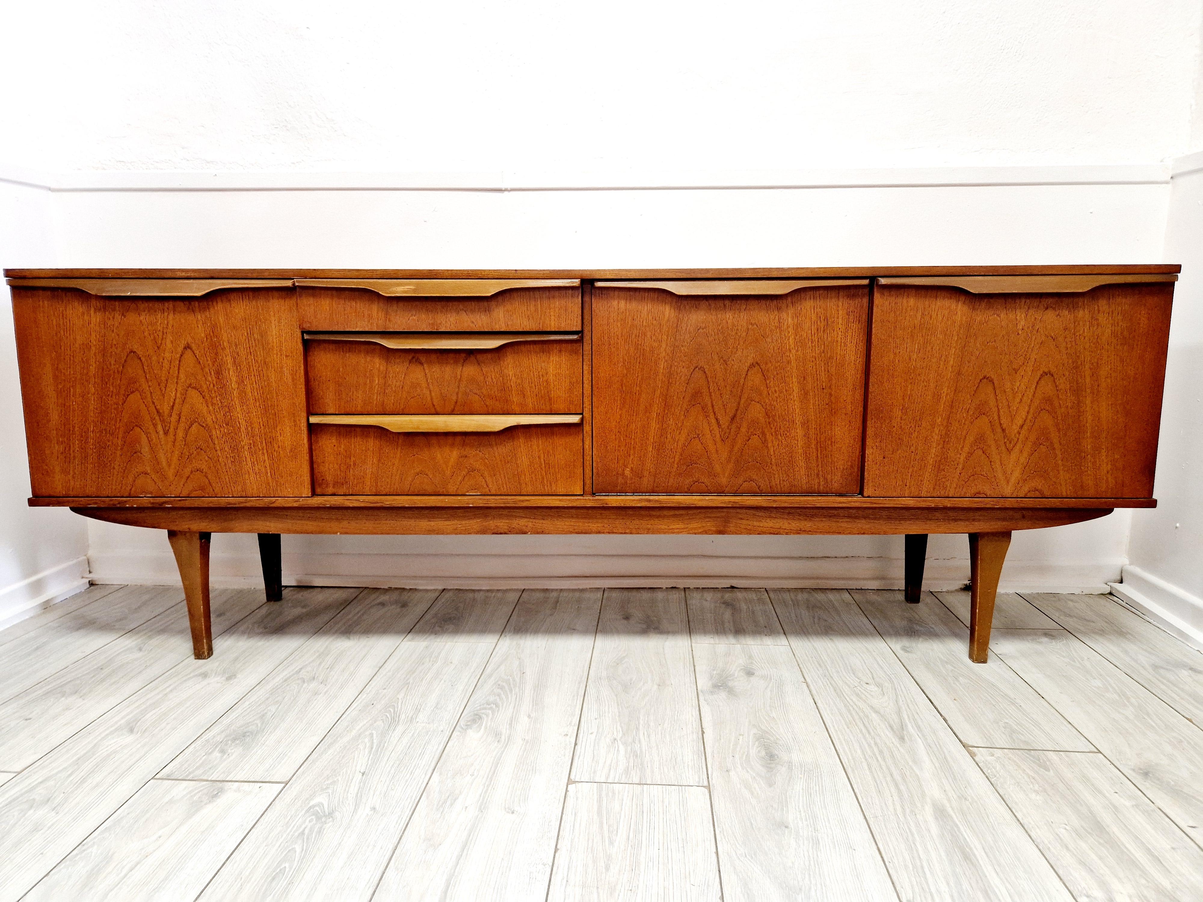 Teak Credenza Stonehill in teak del metà del secolo scorso in vendita