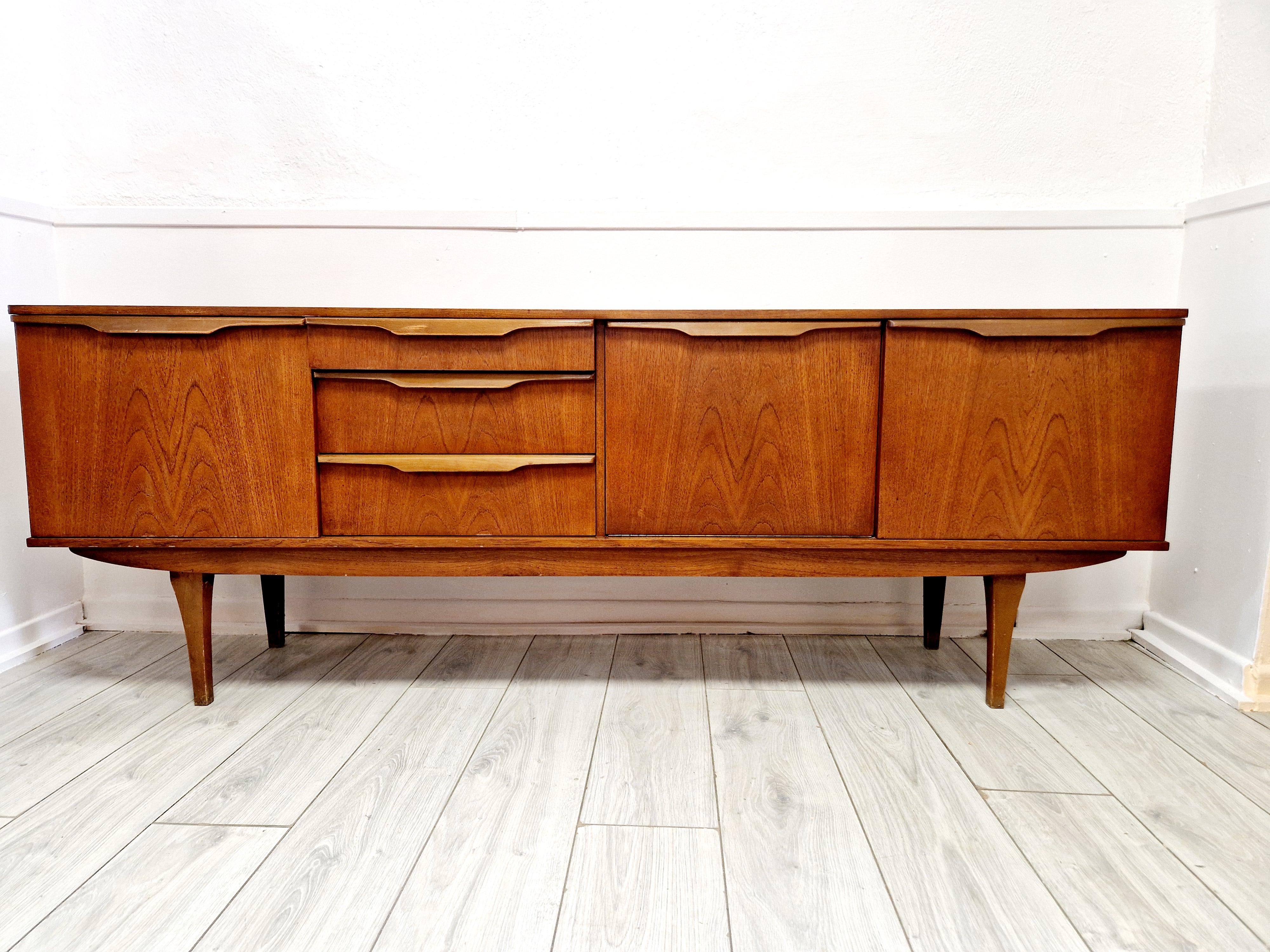 Credenza Stonehill in teak del metà del secolo scorso in vendita 1