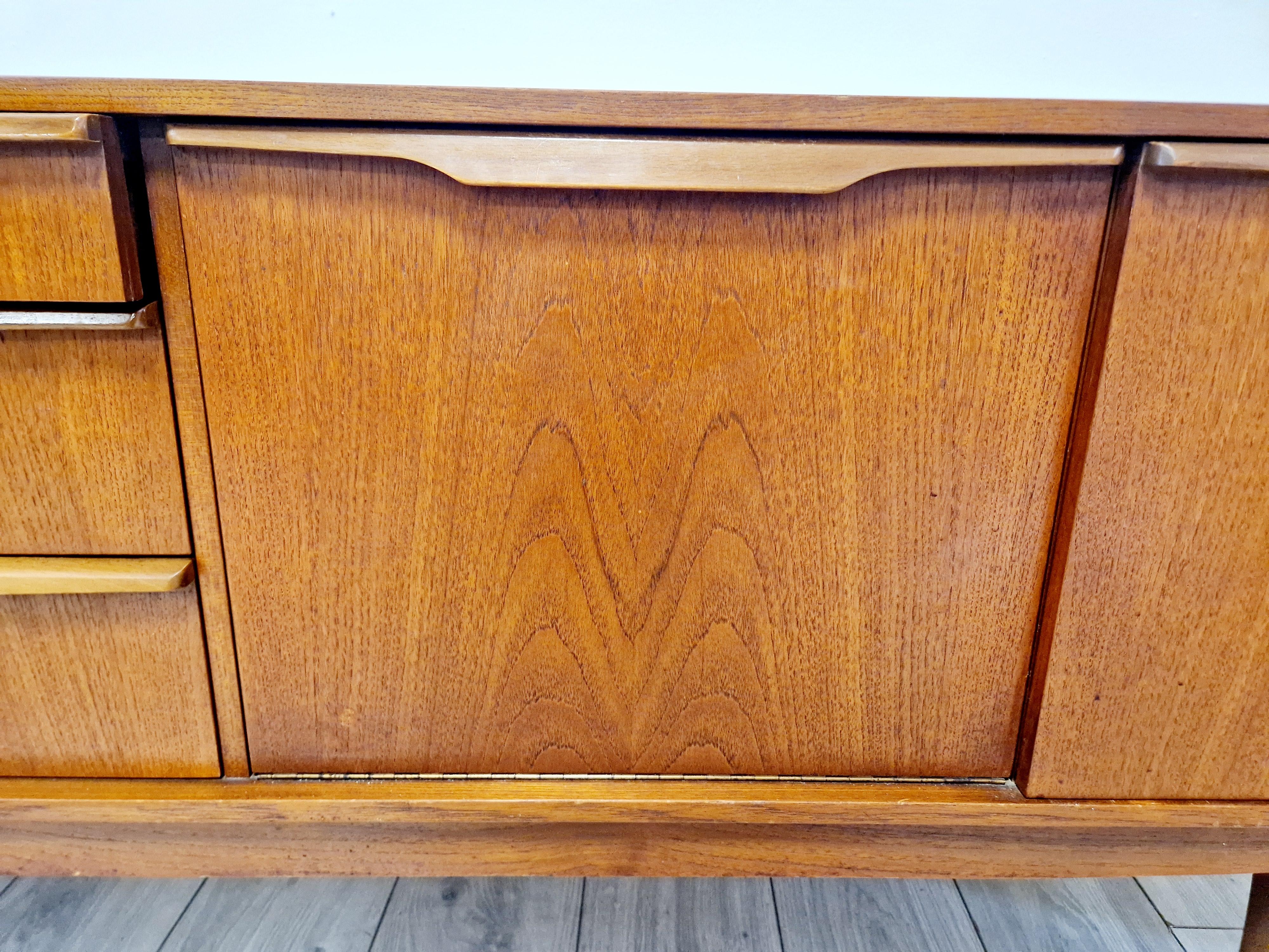 Credenza Stonehill in teak del metà del secolo scorso in vendita 2