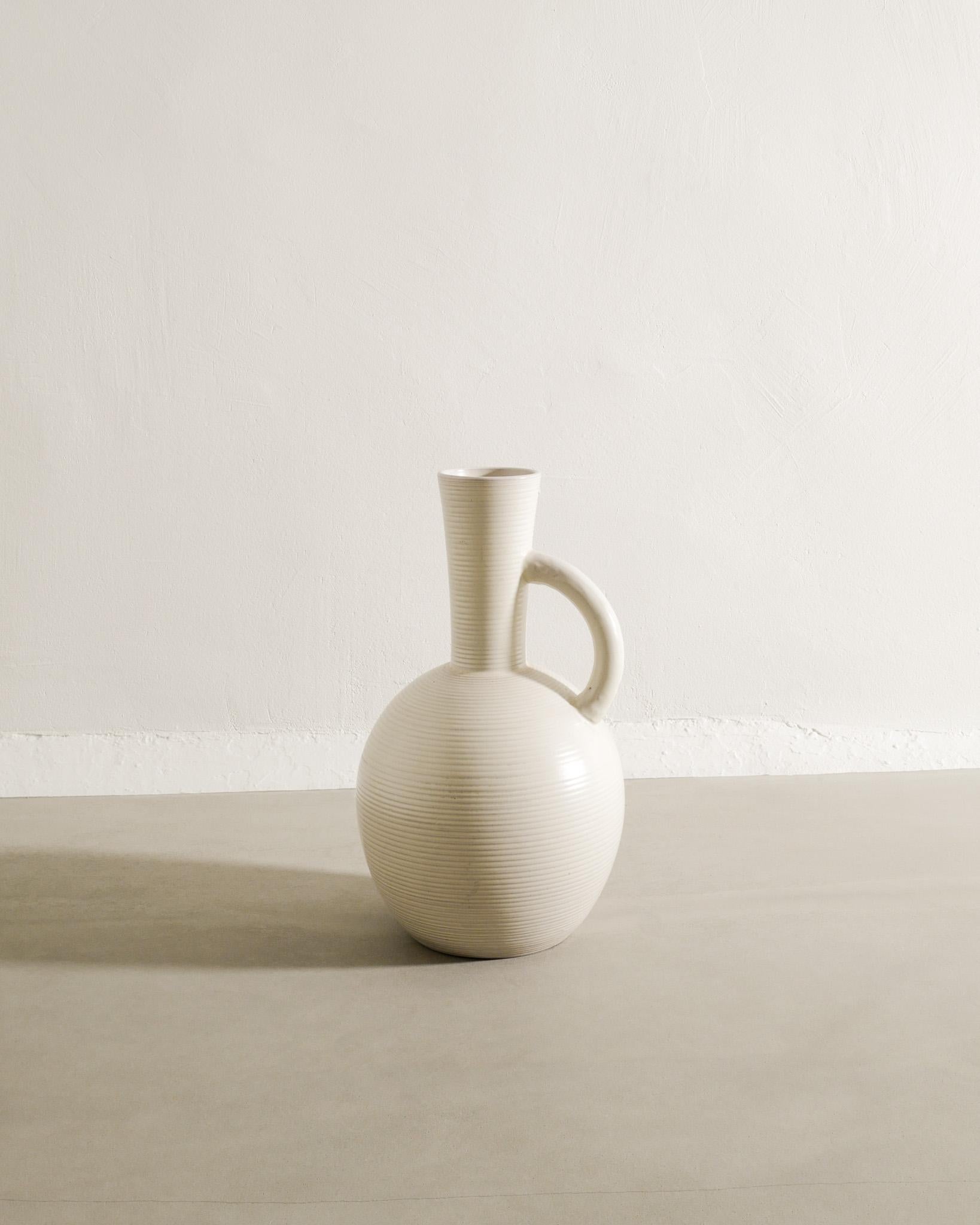 Rare large mid century stoneware / ceramic floor vase pitcher in creamy white glas by Andersson & Johansson for Höganäs produced in Sweden, 1940s. In good original condition. Signed. 

Dimensions: H: 52 cm / 20.5