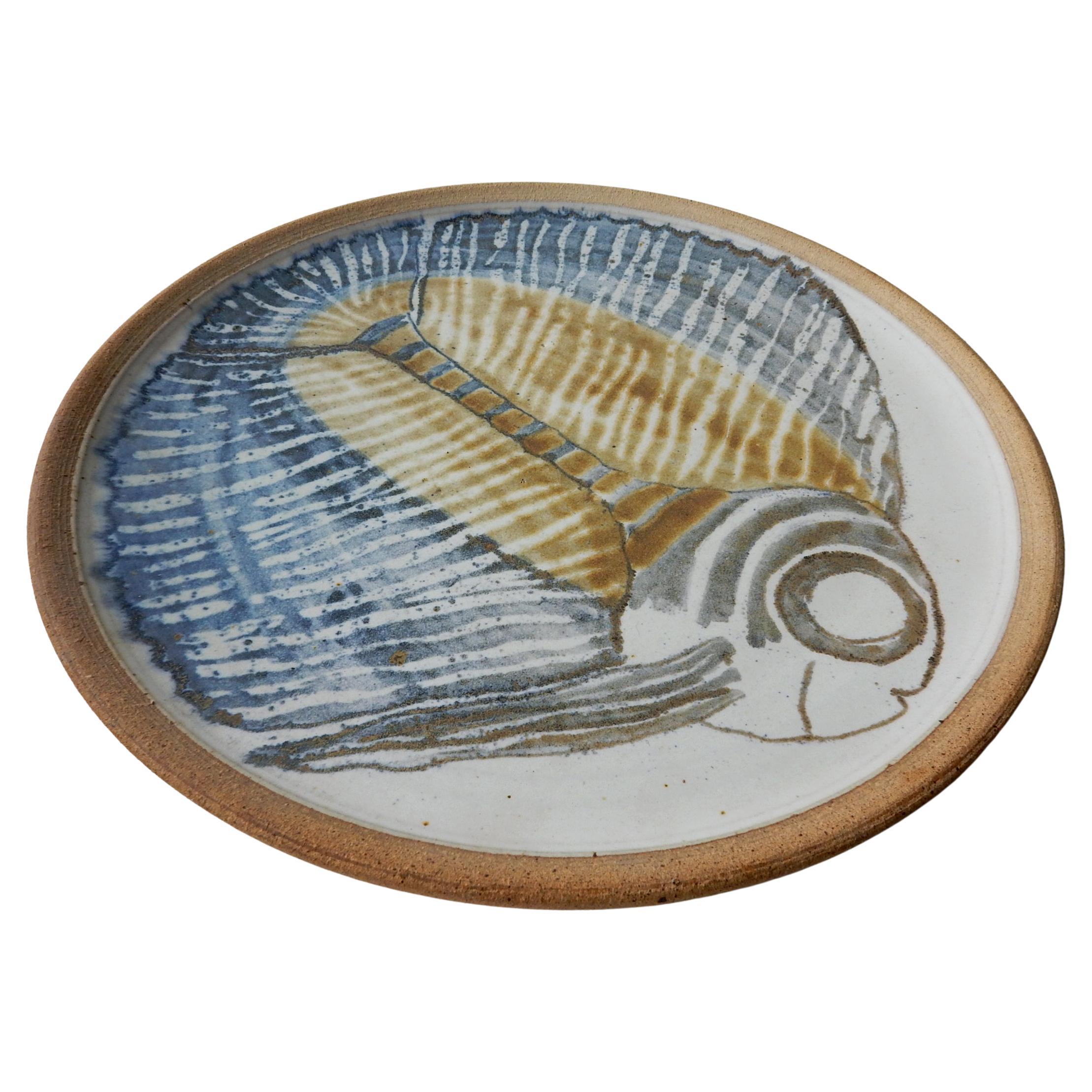 Grand chargeur ou plateau de poisson en poterie d'art signé 