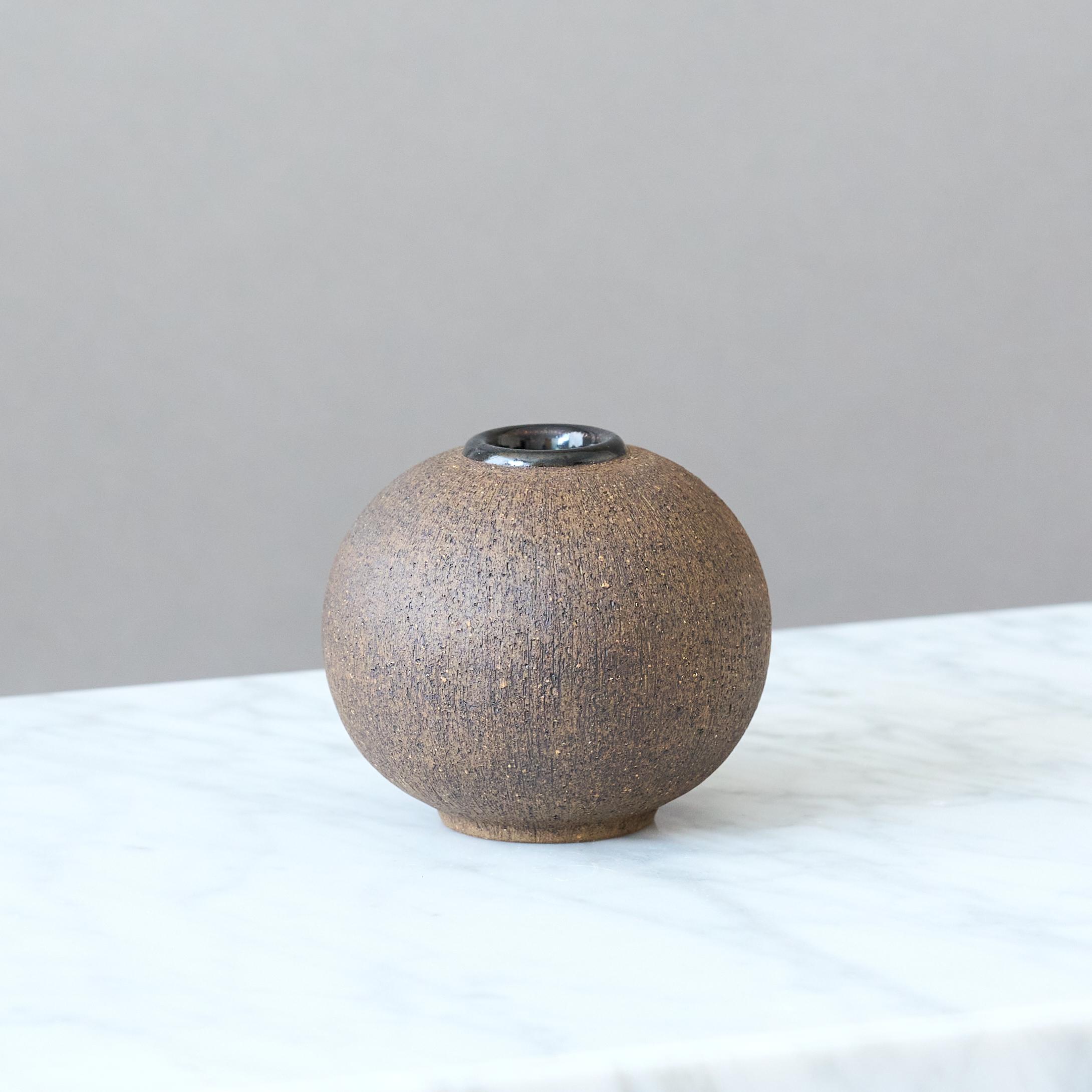 A beautiful brown Mid-century stoneware globe vase. 
Made by Nils Allan Johannesson in his studio in Barsebäckshamn, Sweden, 1960s.

Great condition. No chips, cracks or crazing.
Impressed with makers mark.
