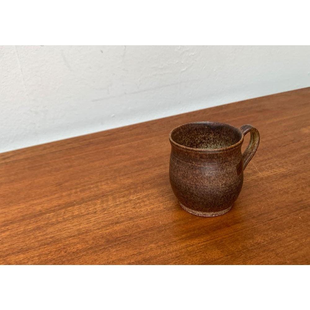Vaso a tazza in gres di metà secolo di Marco Stentøj, Danimarca, anni '60, in ottime condizioni. Progettato tra il 1960 e il 1969 Questo pezzo ha un marchio di attribuzione.

Informazioni aggiuntive:
Materiali: Terracotta
Colore: marrone
Stili: