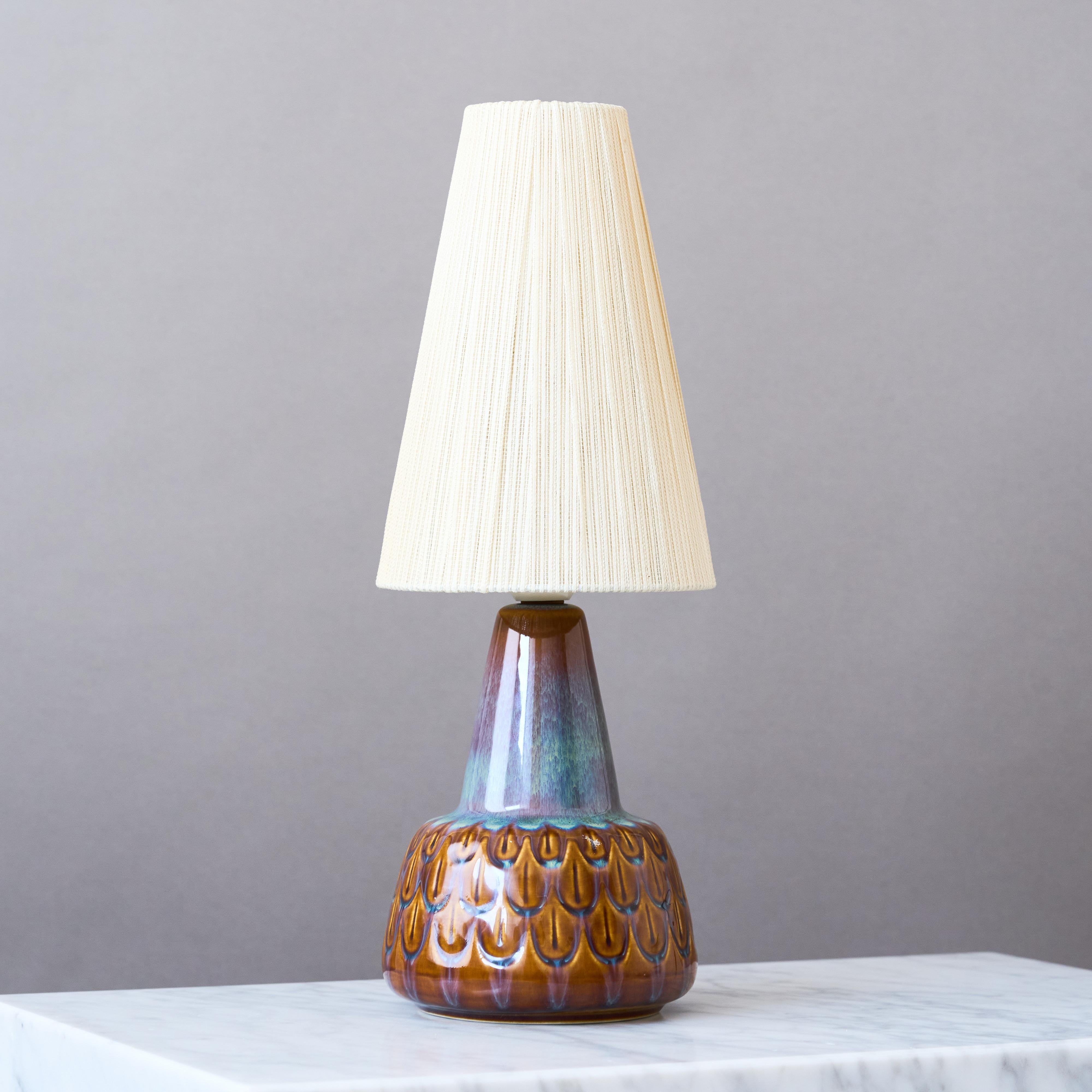 Una bellissima lampada da tavolo in gres della metà del secolo scorso con un'incredibile smaltatura.
Realizzato da Einar Johansen per Søholm Stentøj, Danimarca, anni '60.

Ottime condizioni originali. 
Firmato 