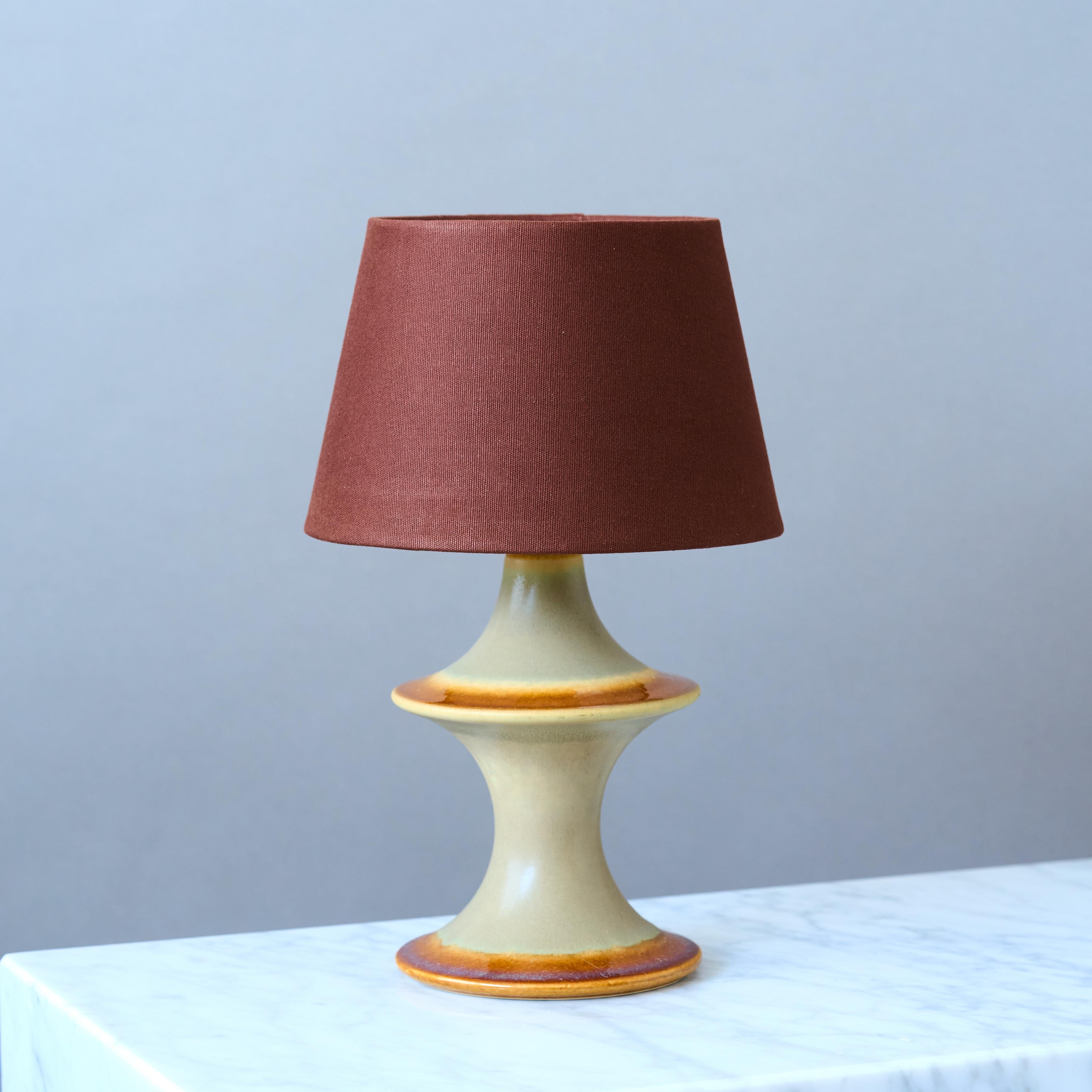 Lámpara de sobremesa de gres de mediados de siglo de Einar Johansen Søholm Stentøj, Dinamarca Años 60 Escandinavo moderno en venta