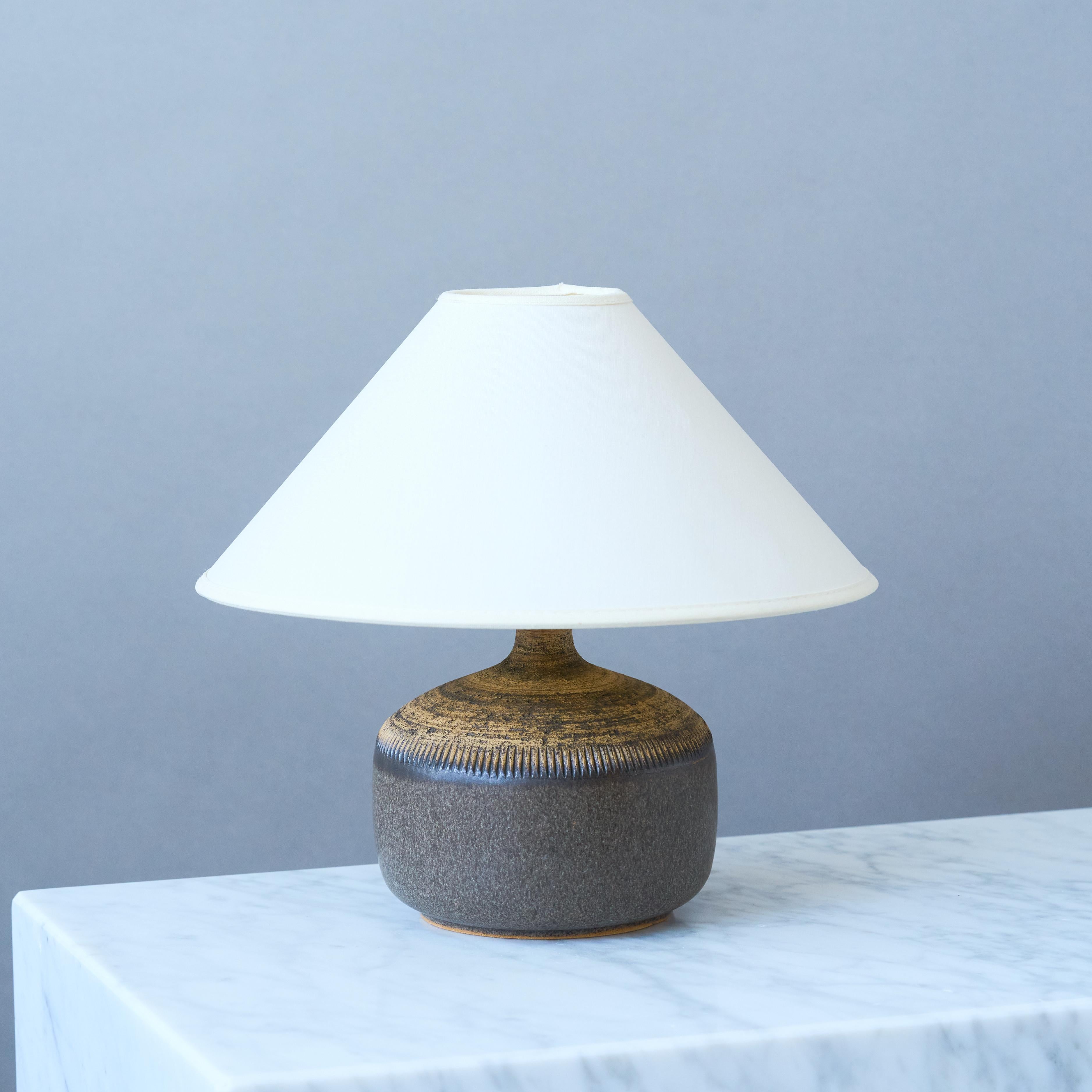 Preciosa lámpara de sobremesa de gres de mediados de siglo con un asombroso dibujo inciso.
Fabricada por Otto Klaesson para Klase en Höganäs, Suecia, años sesenta.

Gran estado original. 
Firmado 