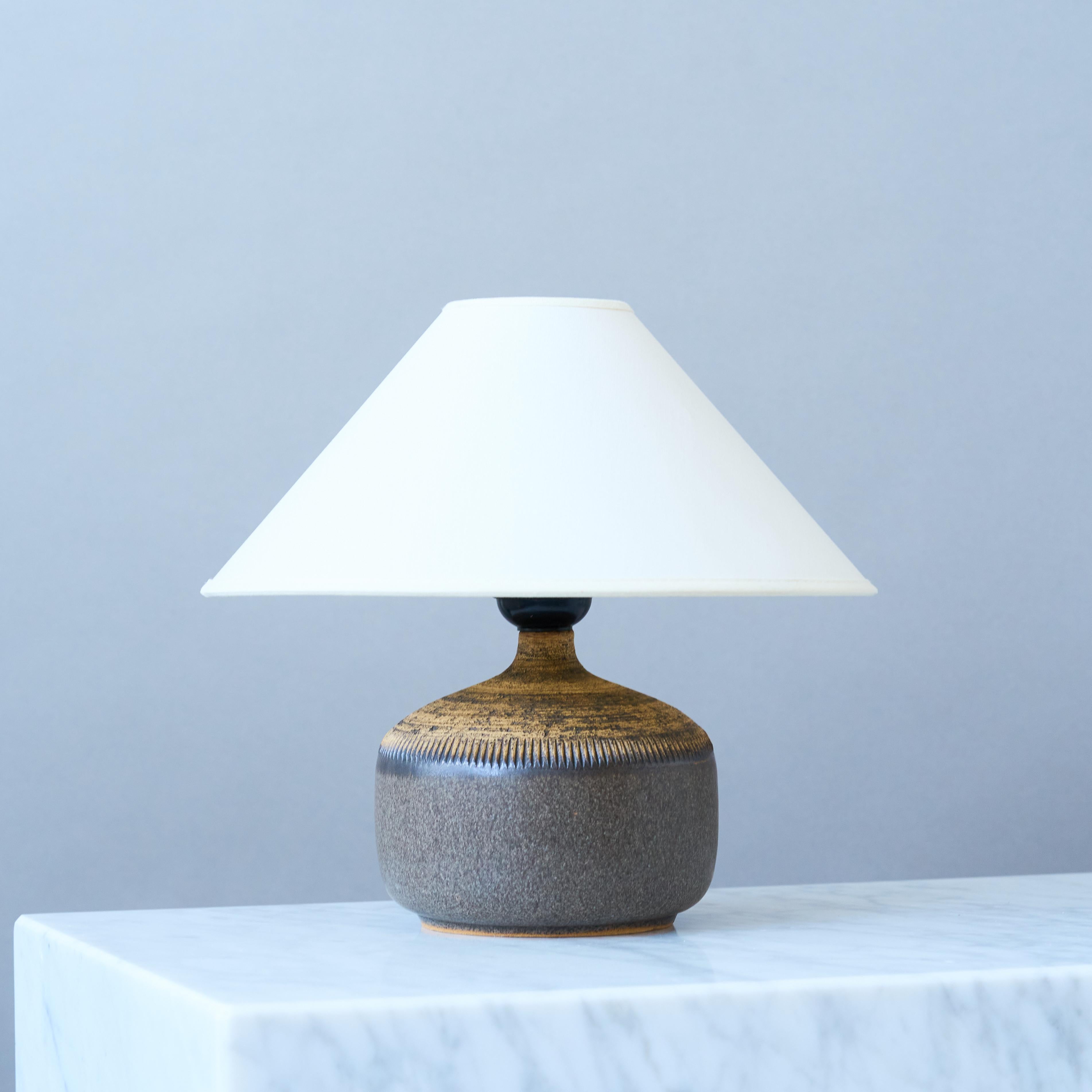 Lámpara de sobremesa de gres de mediados de siglo, Klase Höganäs, Suecia, años 60. Sueco en venta