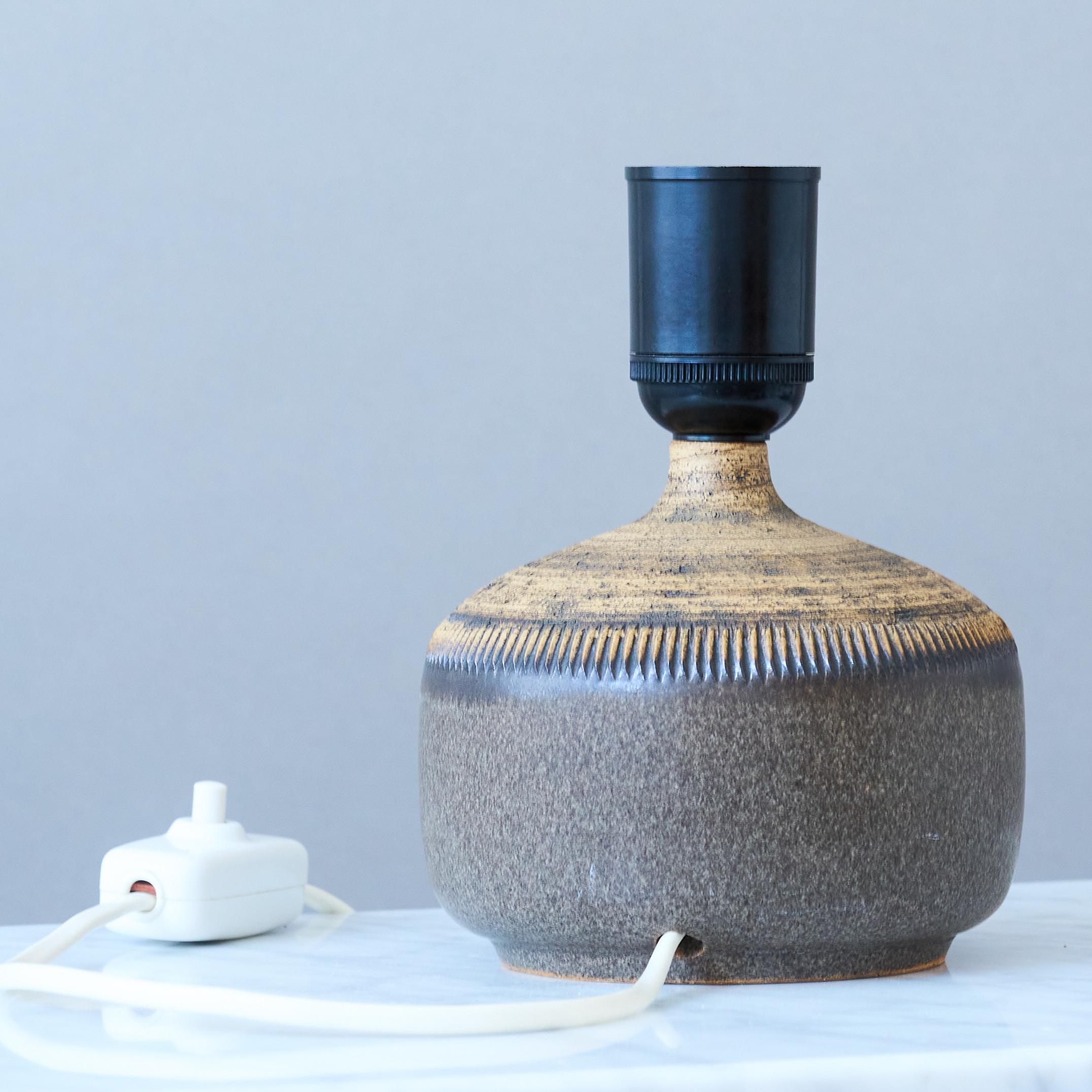 Lámpara de sobremesa de gres de mediados de siglo, Klase Höganäs, Suecia, años 60. en Bueno estado para la venta en Malmö, SE