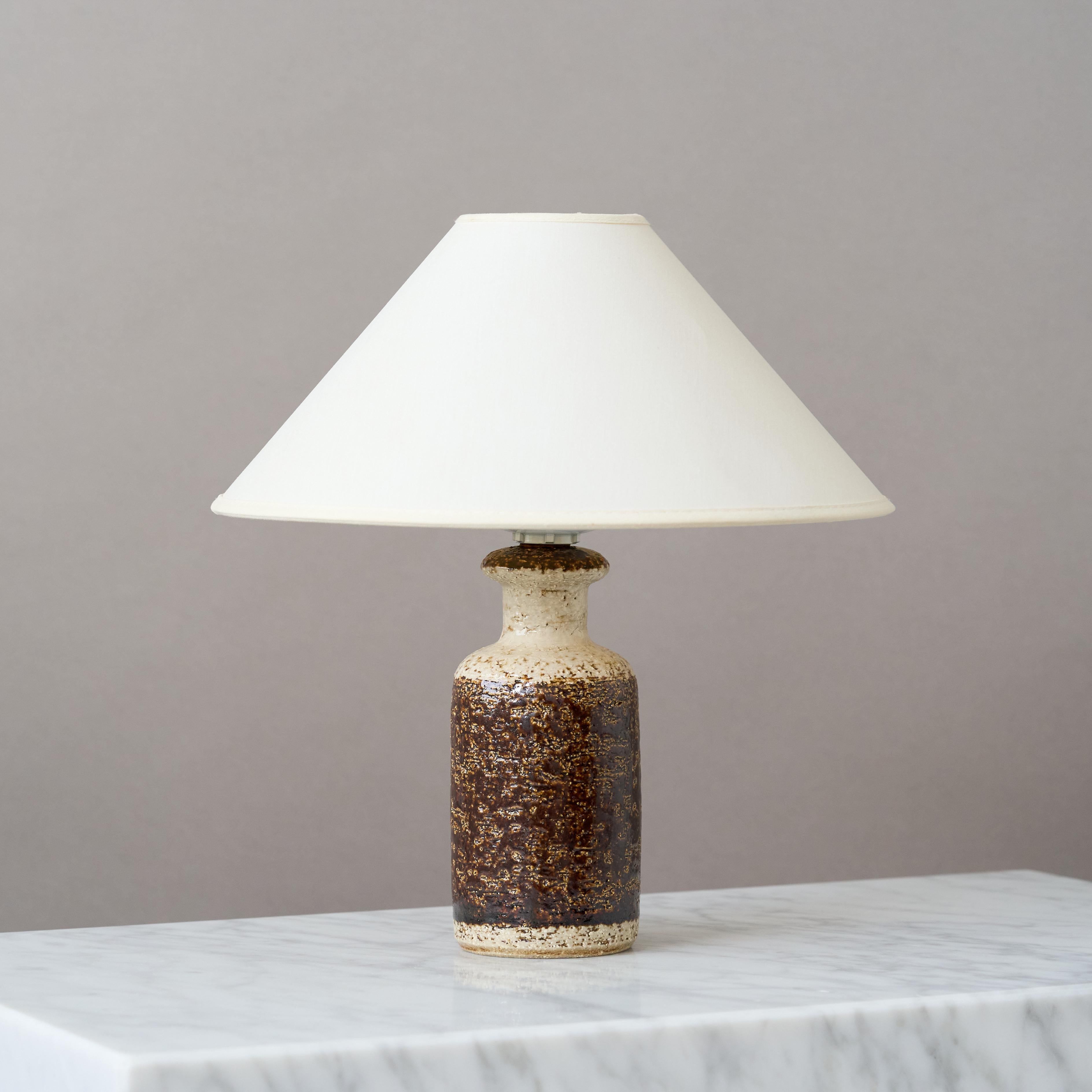 Magnifique lampe de table en grès du milieu du siècle avec une glaçure étonnante.
Fabriqué par Svend Aage Jensen pour Søholm Stentøj, Danemark, années 1960.

Excellent état d'origine. 
Estampillé 