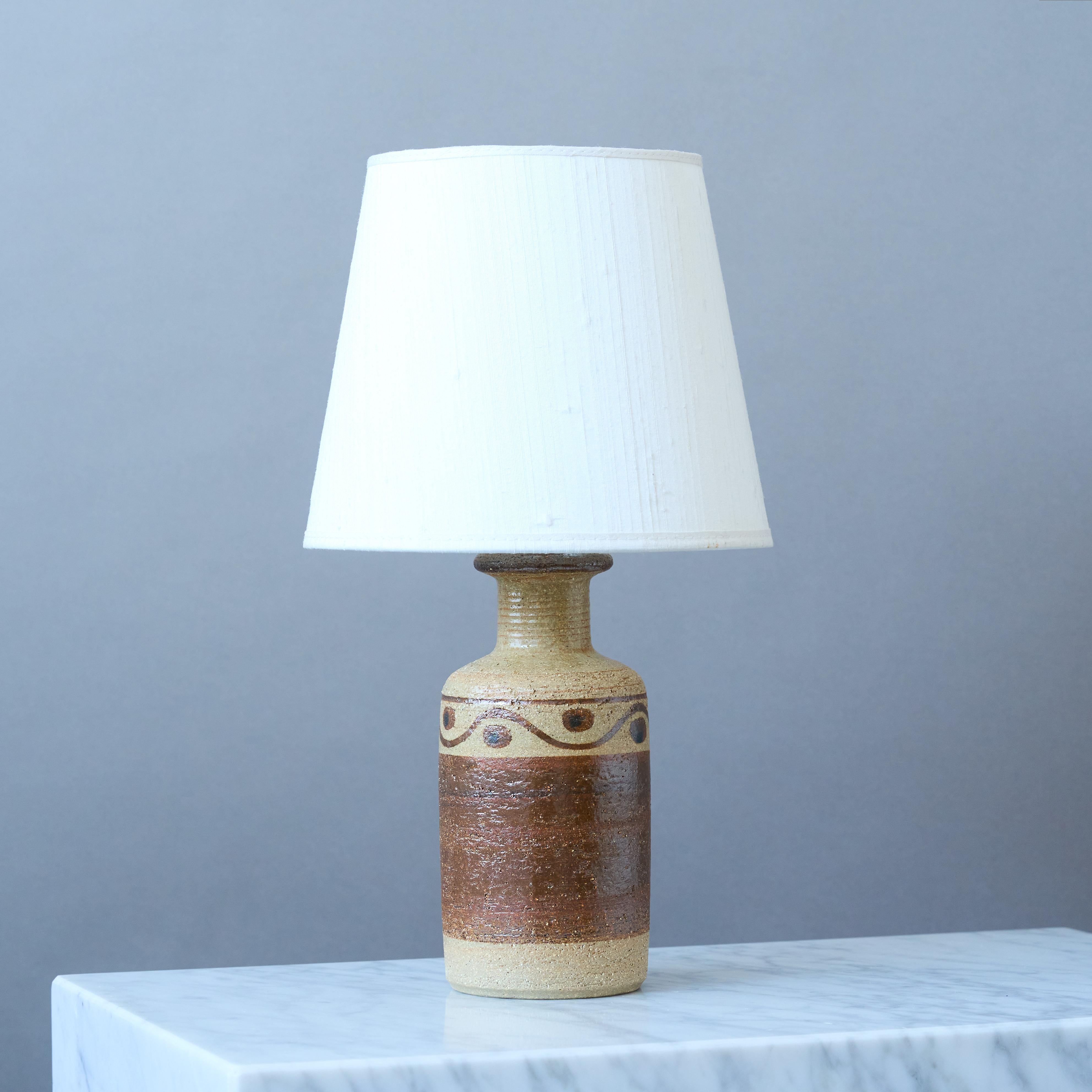 Una preciosa lámpara de sobremesa de gres de mediados de siglo con un esmalte asombroso.
Fabricado por Svend Aage Jensen para Søholm Stentøj, Dinamarca, años 60.

Gran estado original. 
Con el sello 