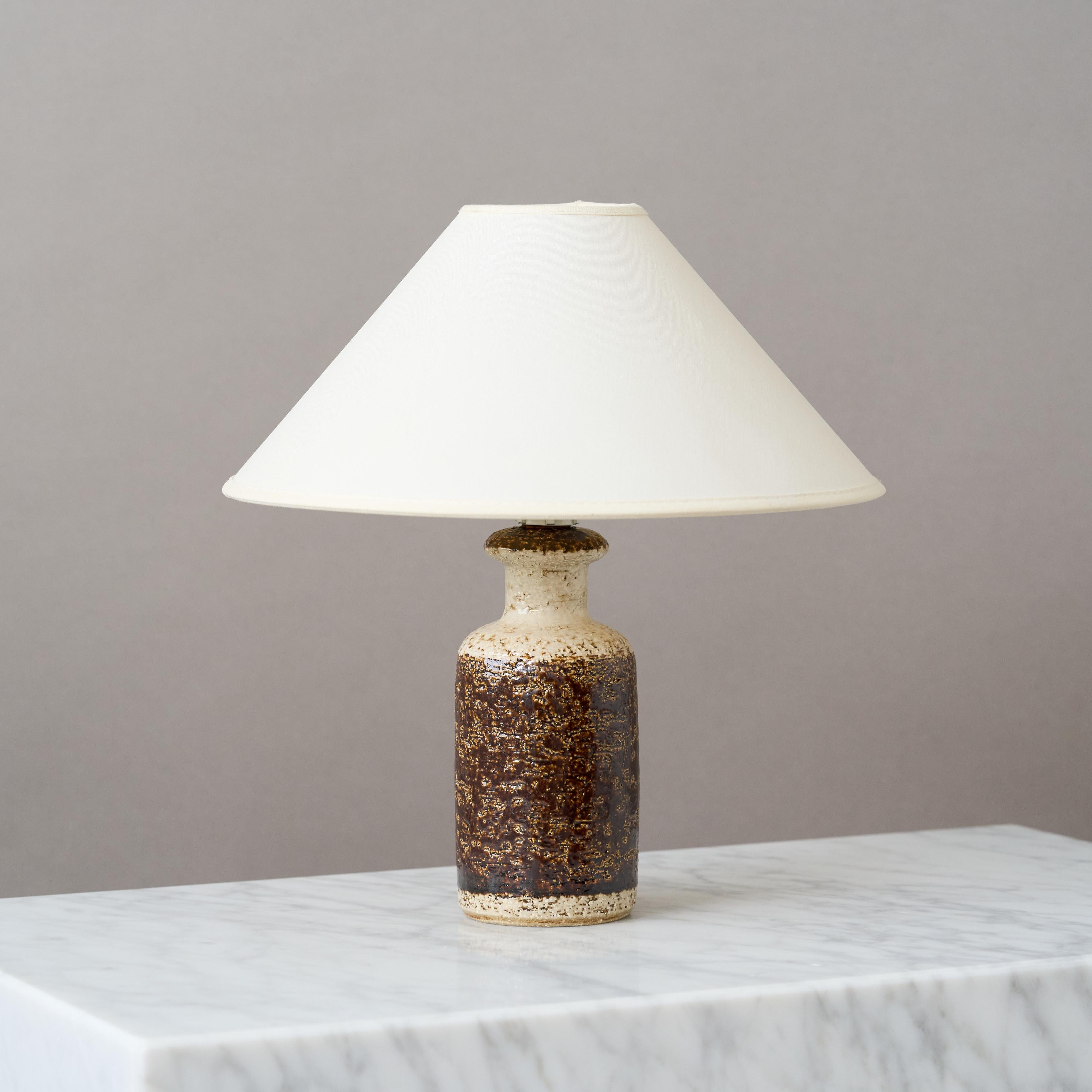 Scandinave moderne Lampe de table en grès du milieu du siècle par Svend Aage Jensen, Søholm, Danemark années 1960 en vente