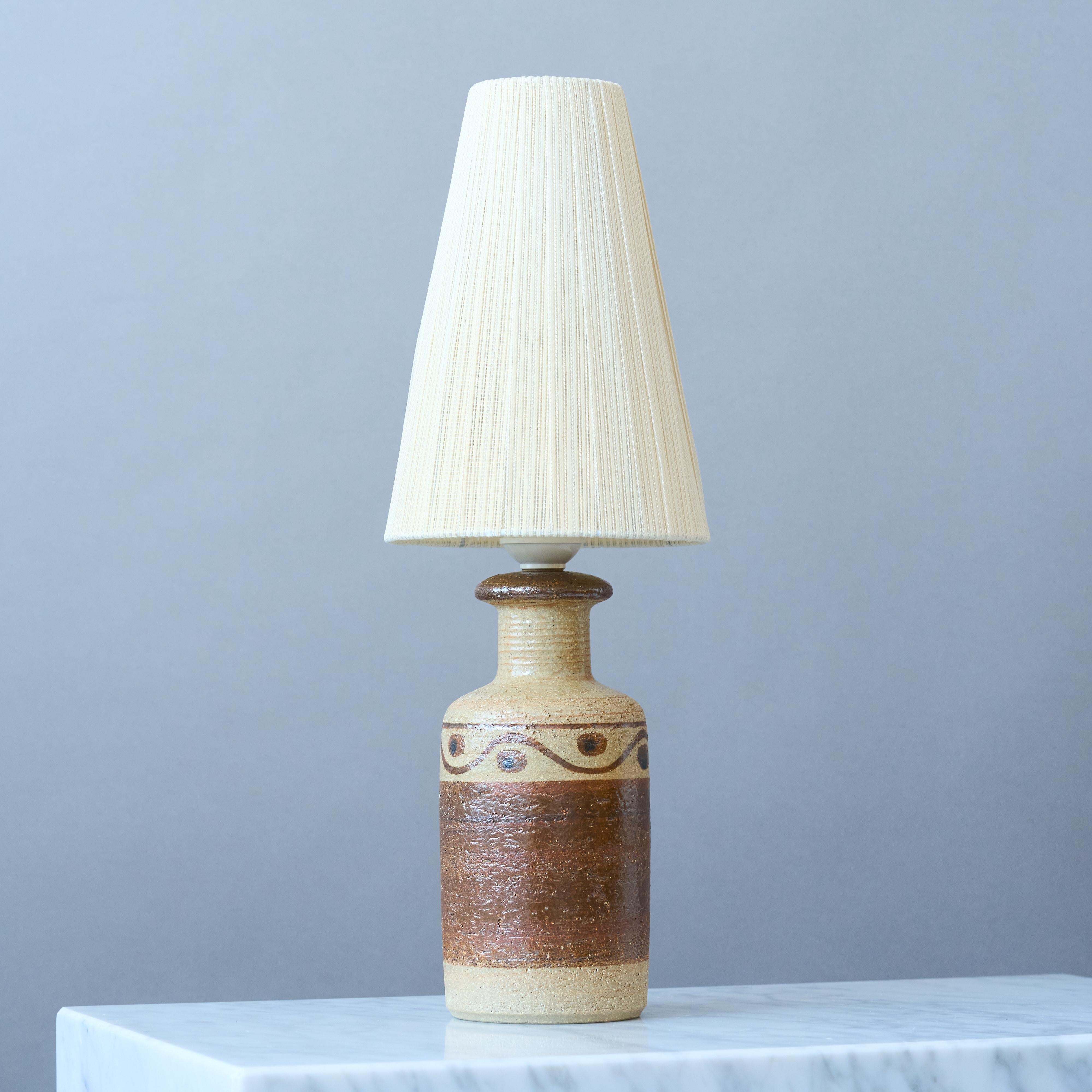 Lámpara de sobremesa de gres de mediados de siglo de Svend Aage Jensen, Søholm, Dinamarca Años 60 Escandinavo moderno en venta