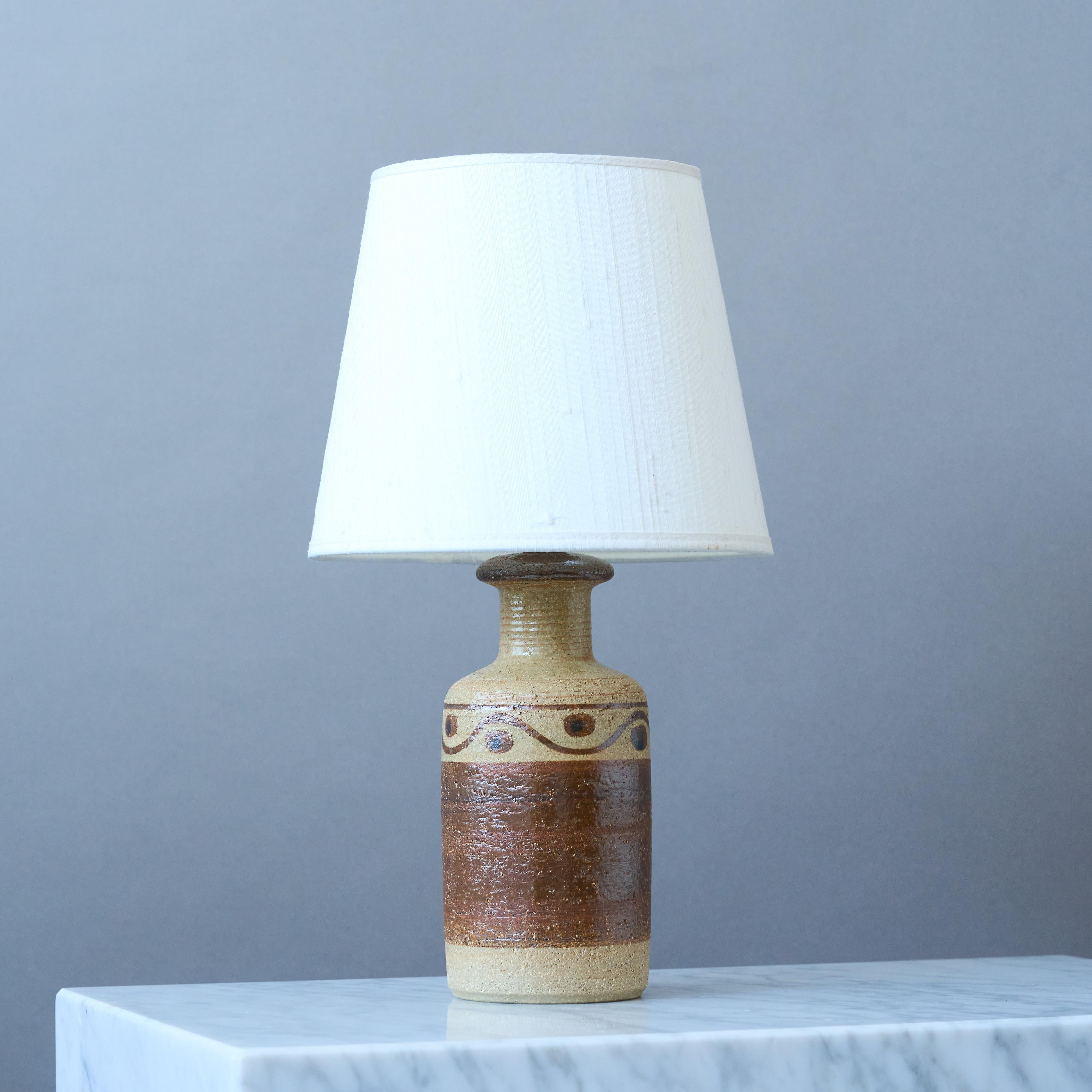 Lámpara de sobremesa de gres de mediados de siglo de Svend Aage Jensen, Søholm, Dinamarca Años 60 Glaseado en venta