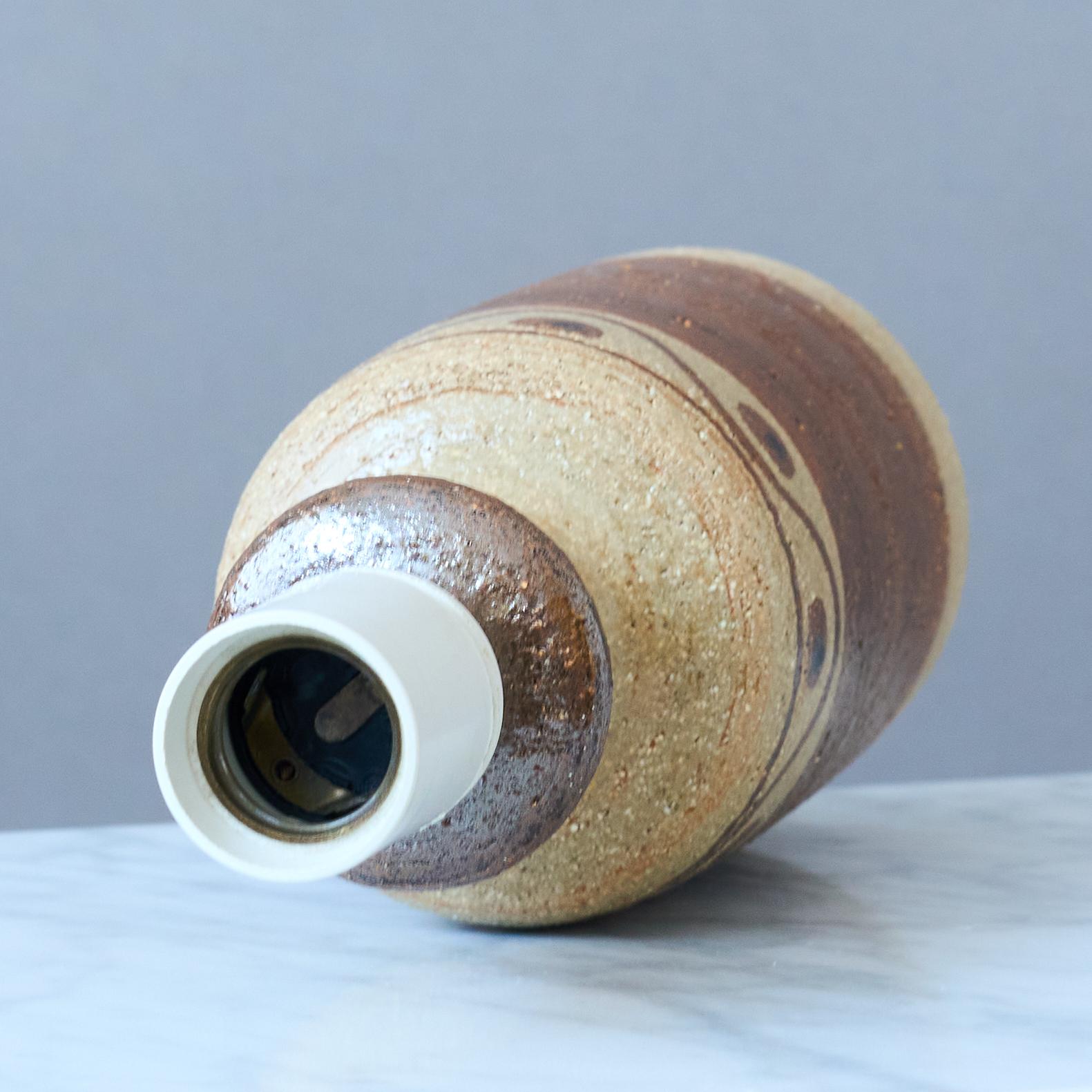 Lámpara de sobremesa de gres de mediados de siglo de Svend Aage Jensen, Søholm, Dinamarca Años 60 Cerámico en venta