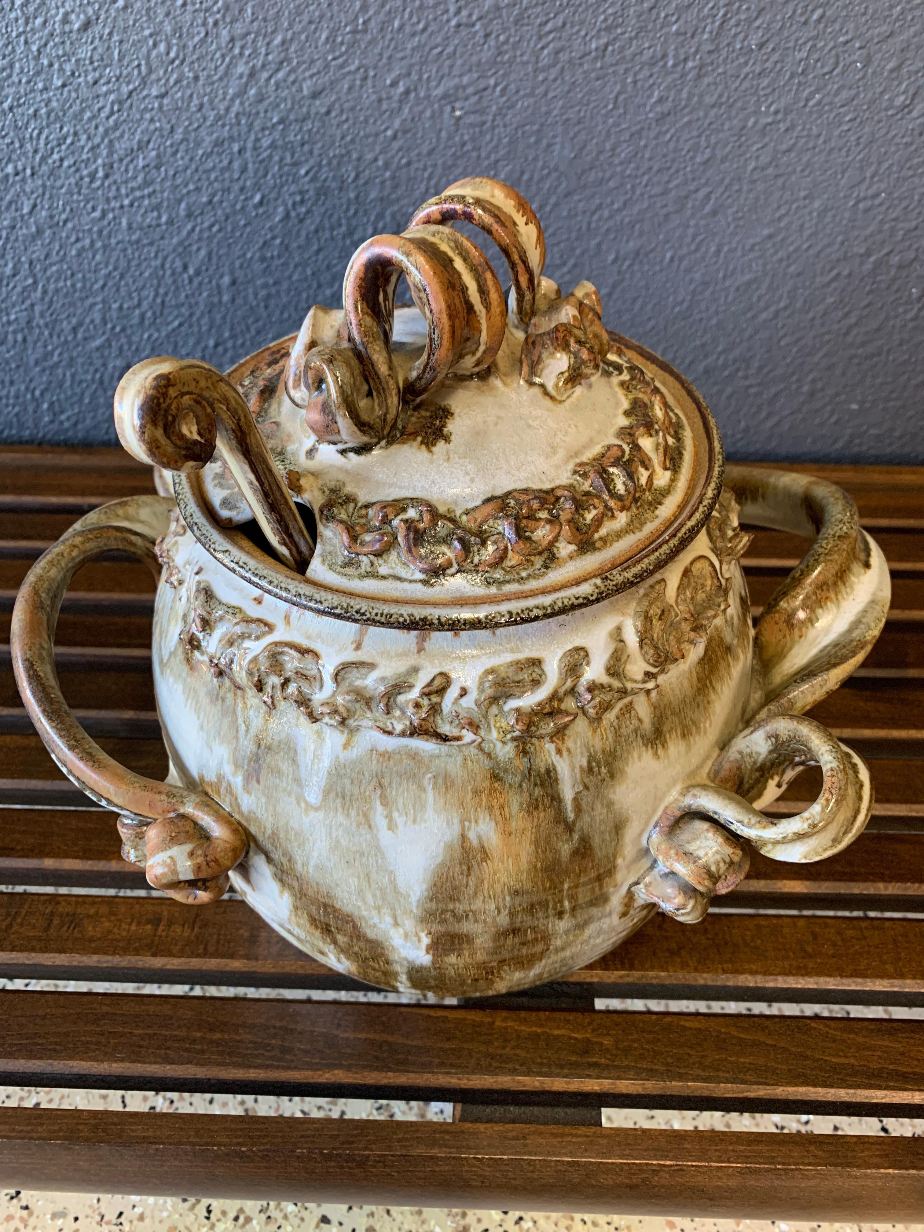 Soupière en grès du milieu du siècle avec louche en vente 3