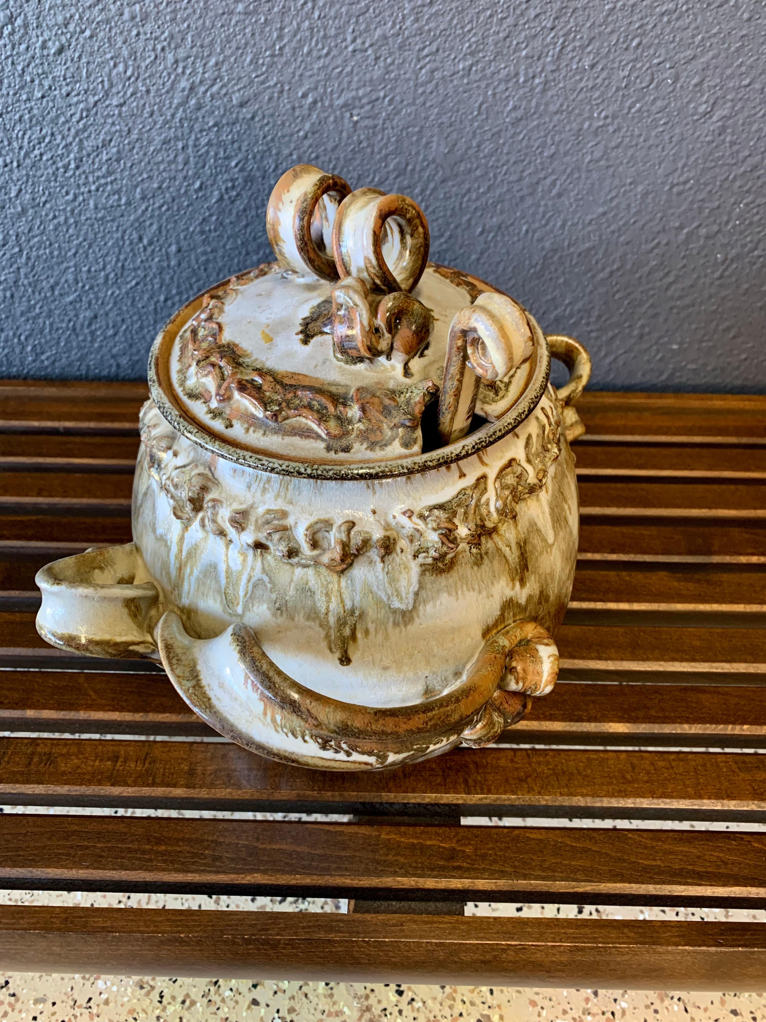 Soupière en grès du milieu du siècle avec louche en vente 4