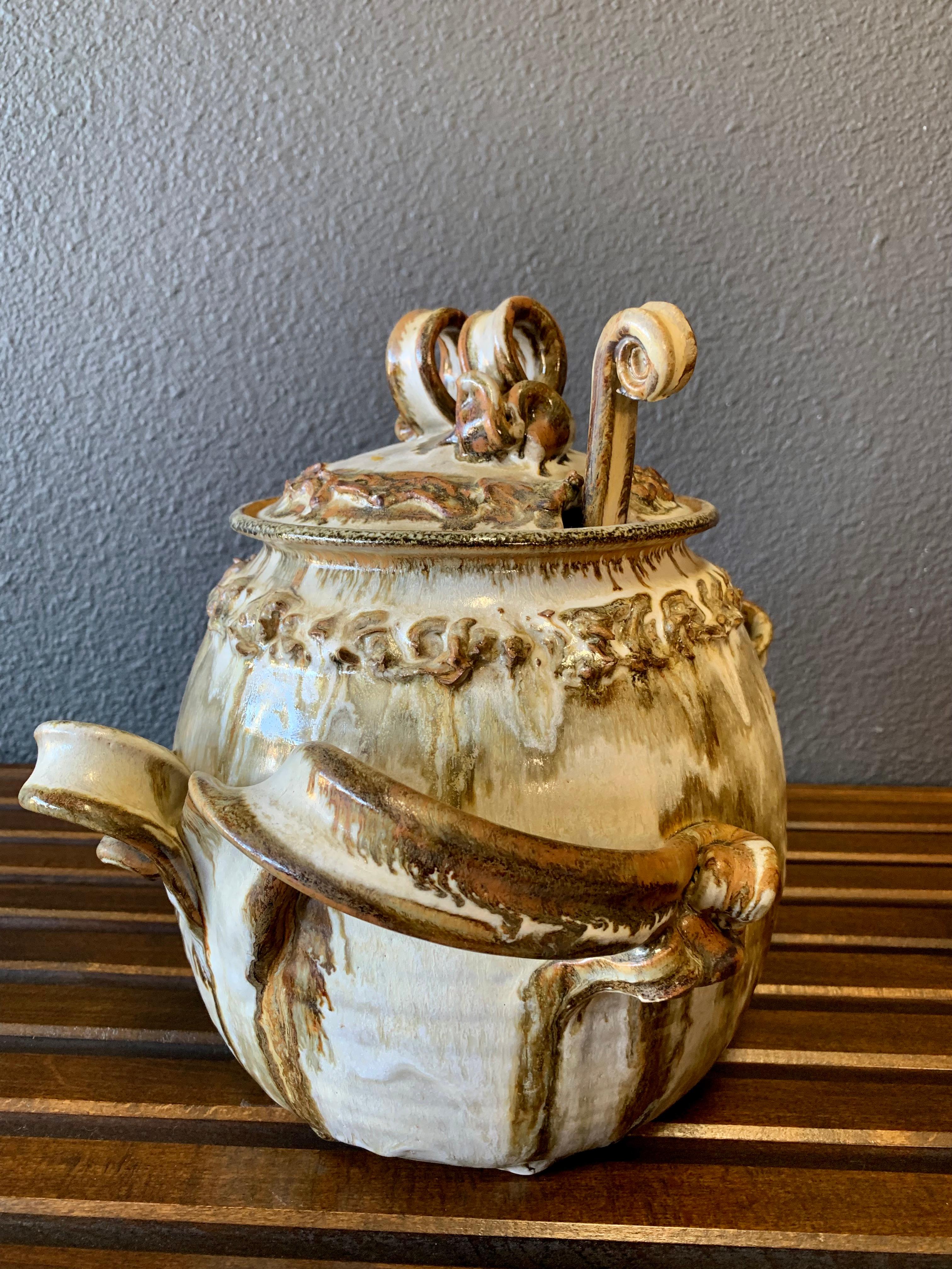 Soupière en grès du milieu du siècle avec louche en vente 5