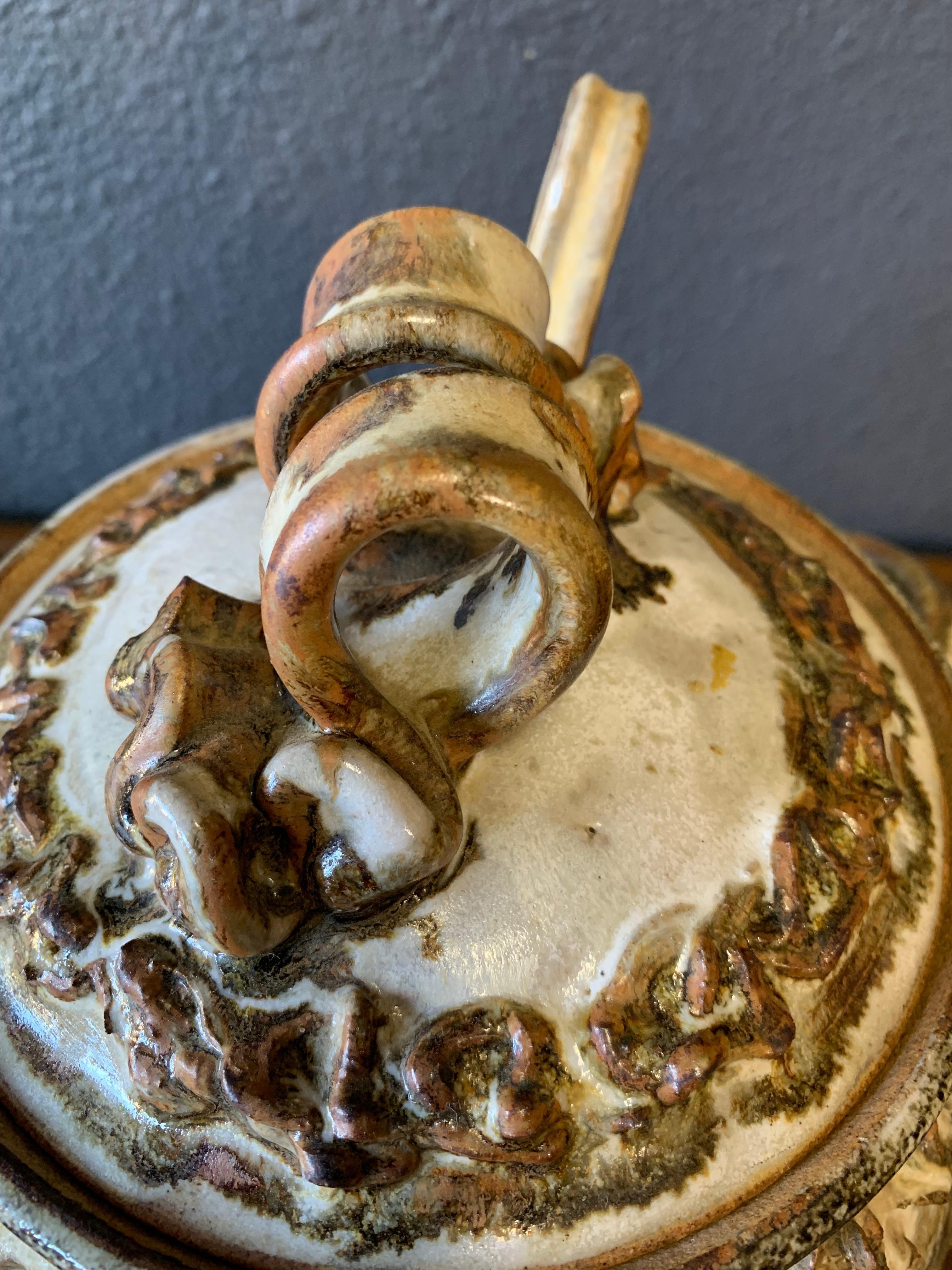 Soupière en grès du milieu du siècle avec louche en vente 6