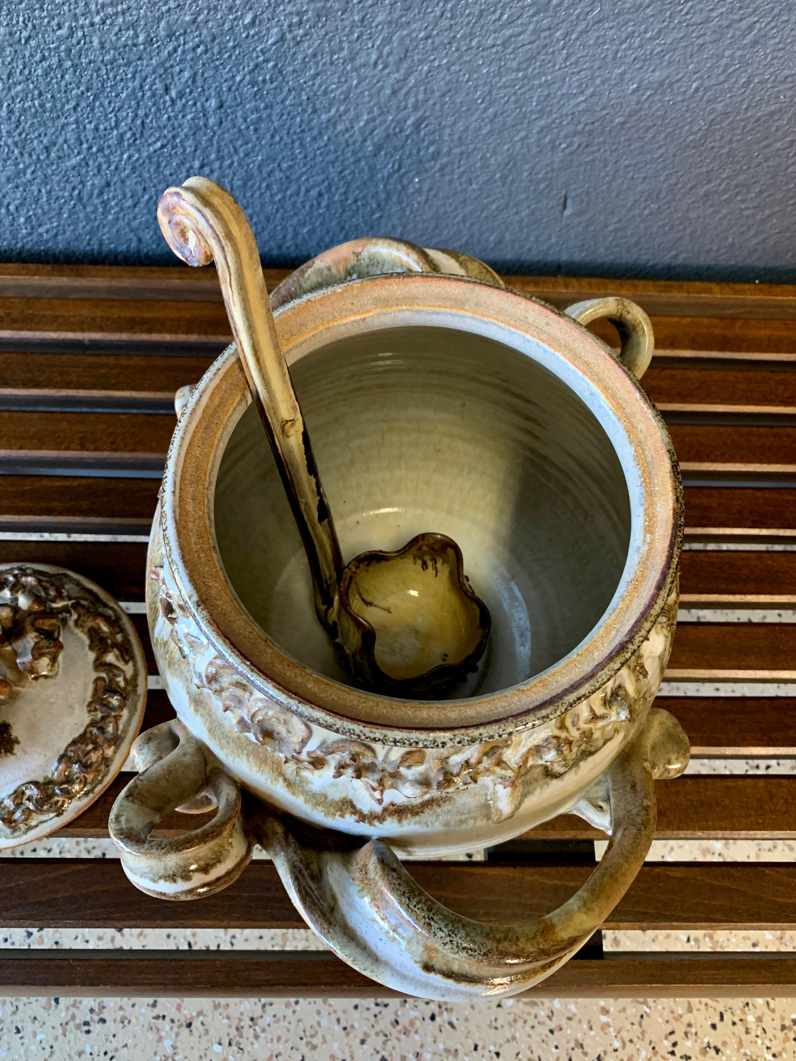 Soupière en grès du milieu du siècle avec louche en vente 7