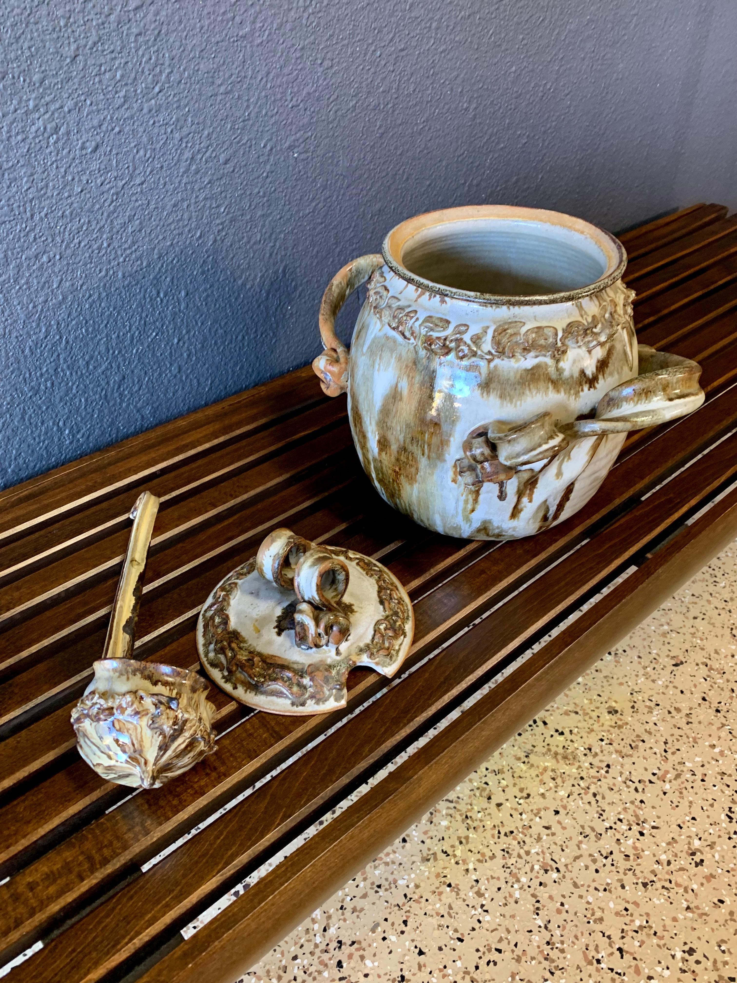 Mid-Century Modern Soupière en grès du milieu du siècle avec louche en vente