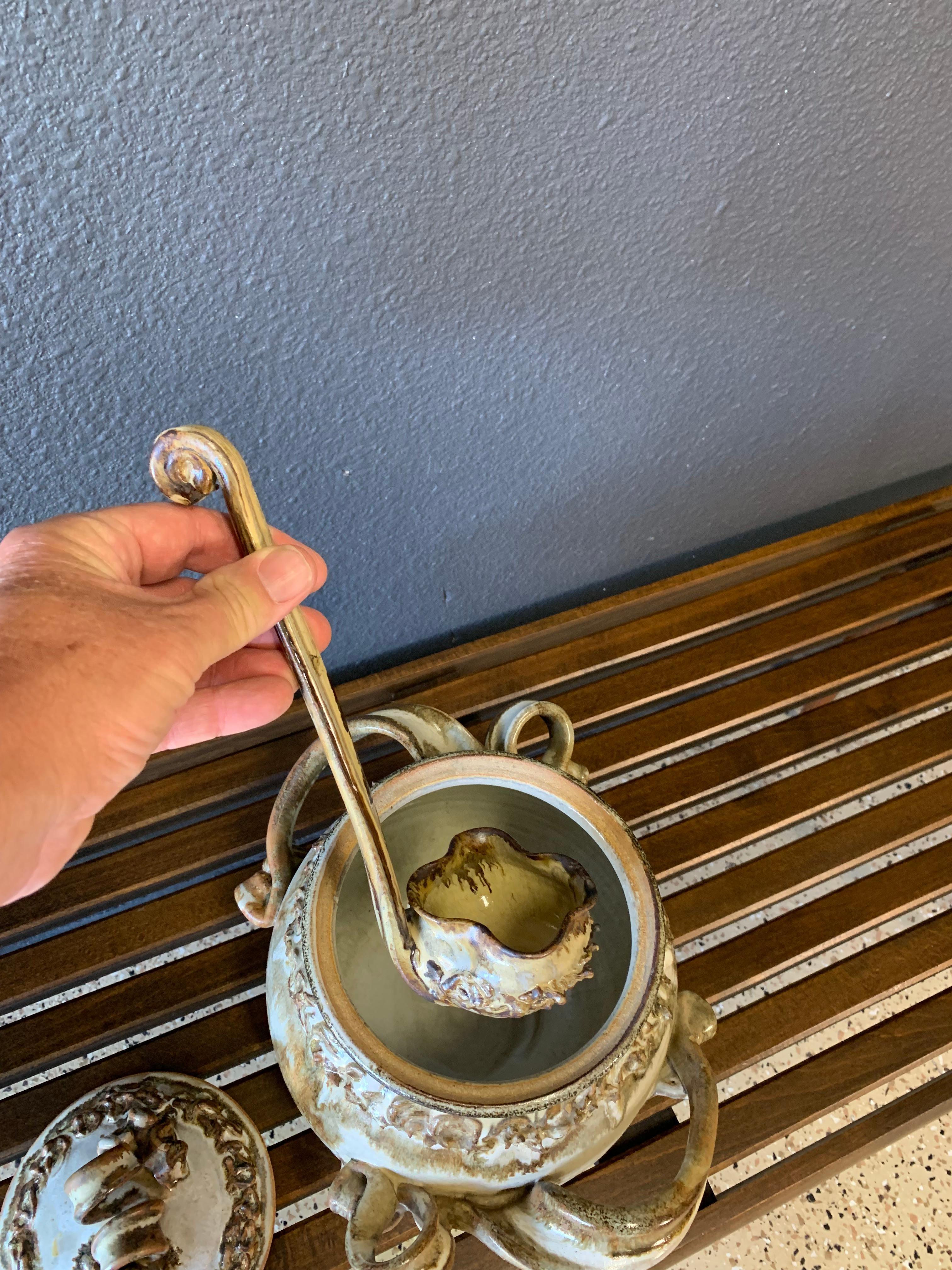 Fait main Soupière en grès du milieu du siècle avec louche en vente