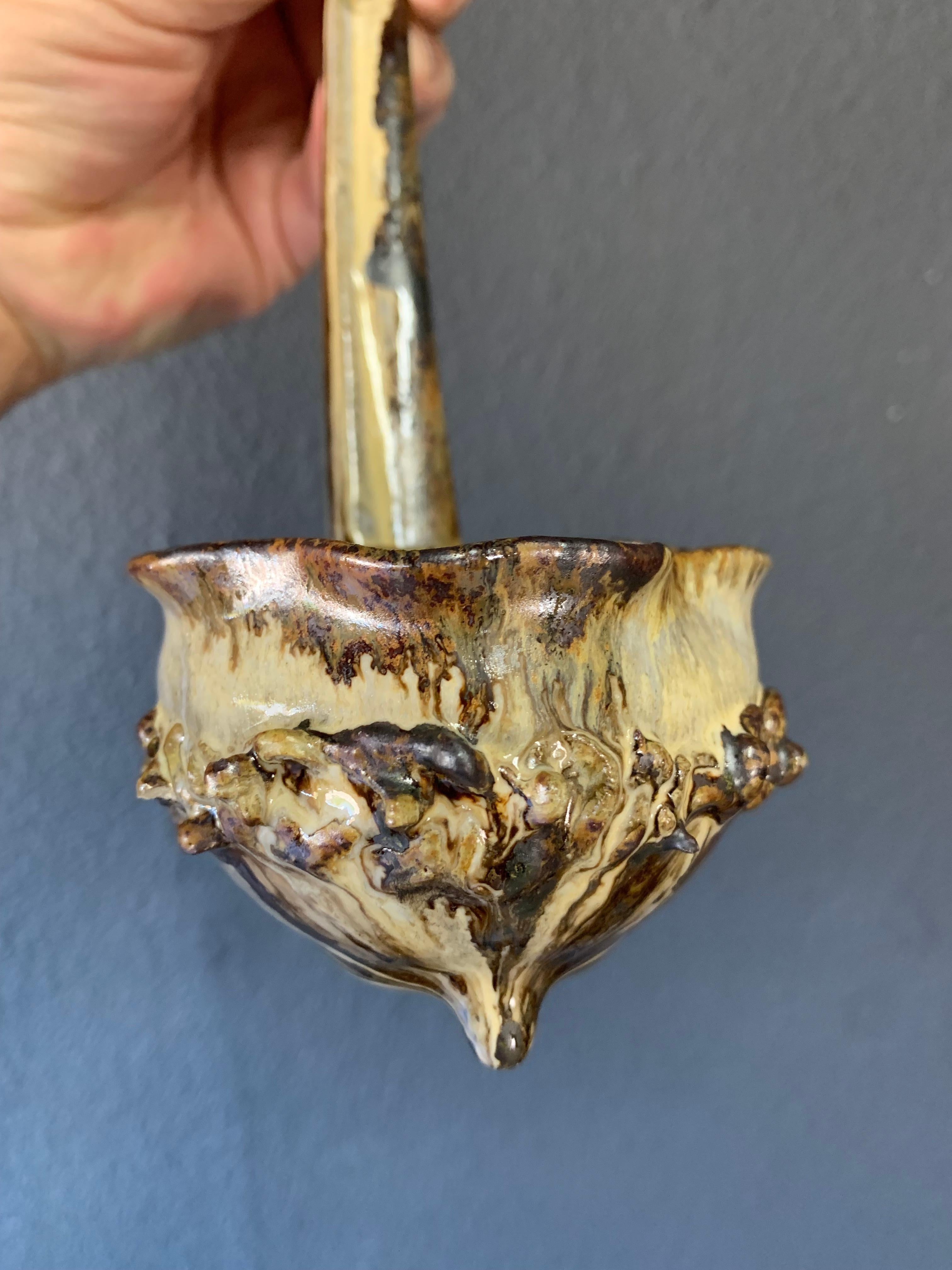 Soupière en grès du milieu du siècle avec louche Bon état - En vente à Denton, TX