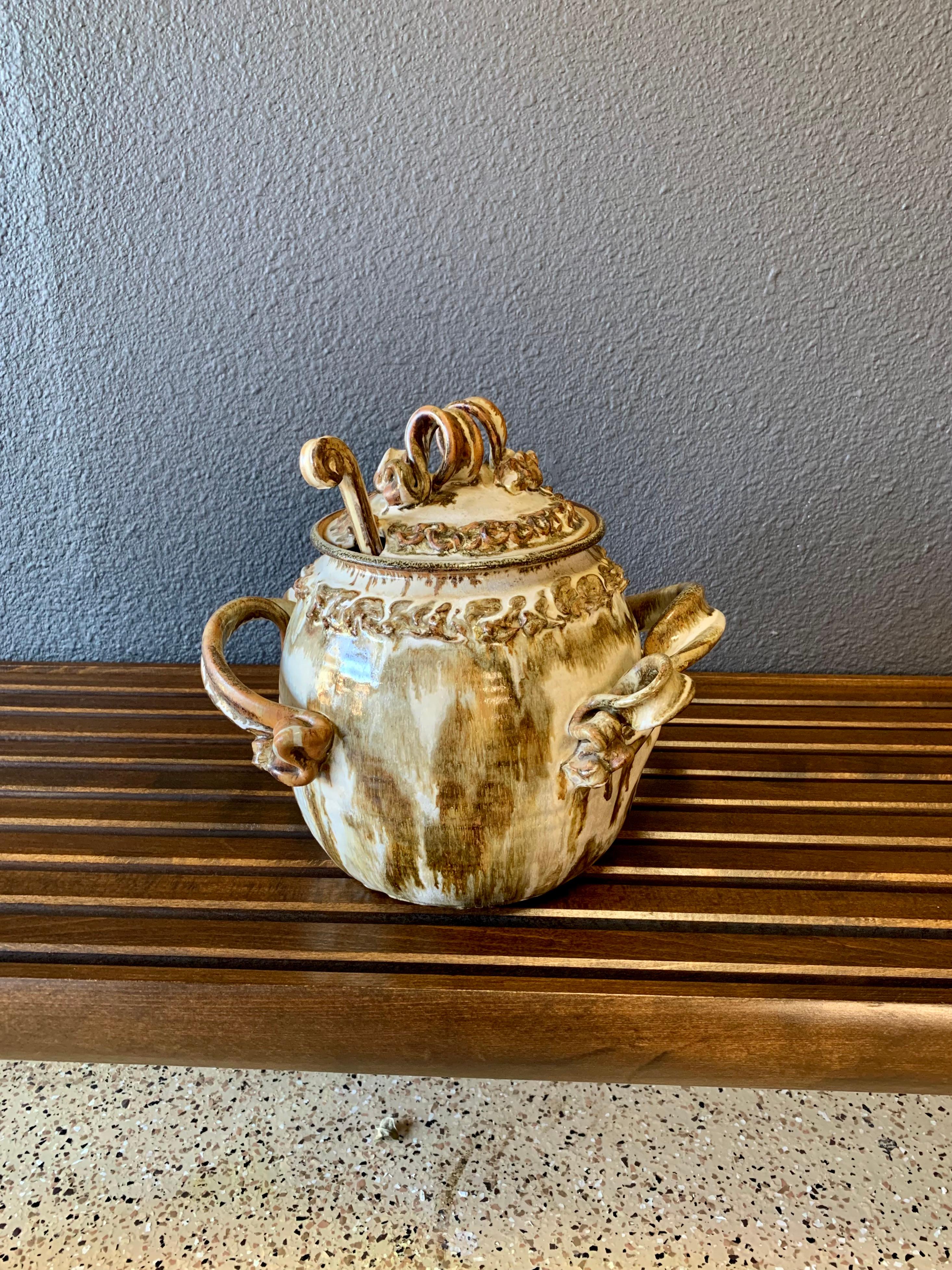 Soupière en grès du milieu du siècle avec louche en vente 1