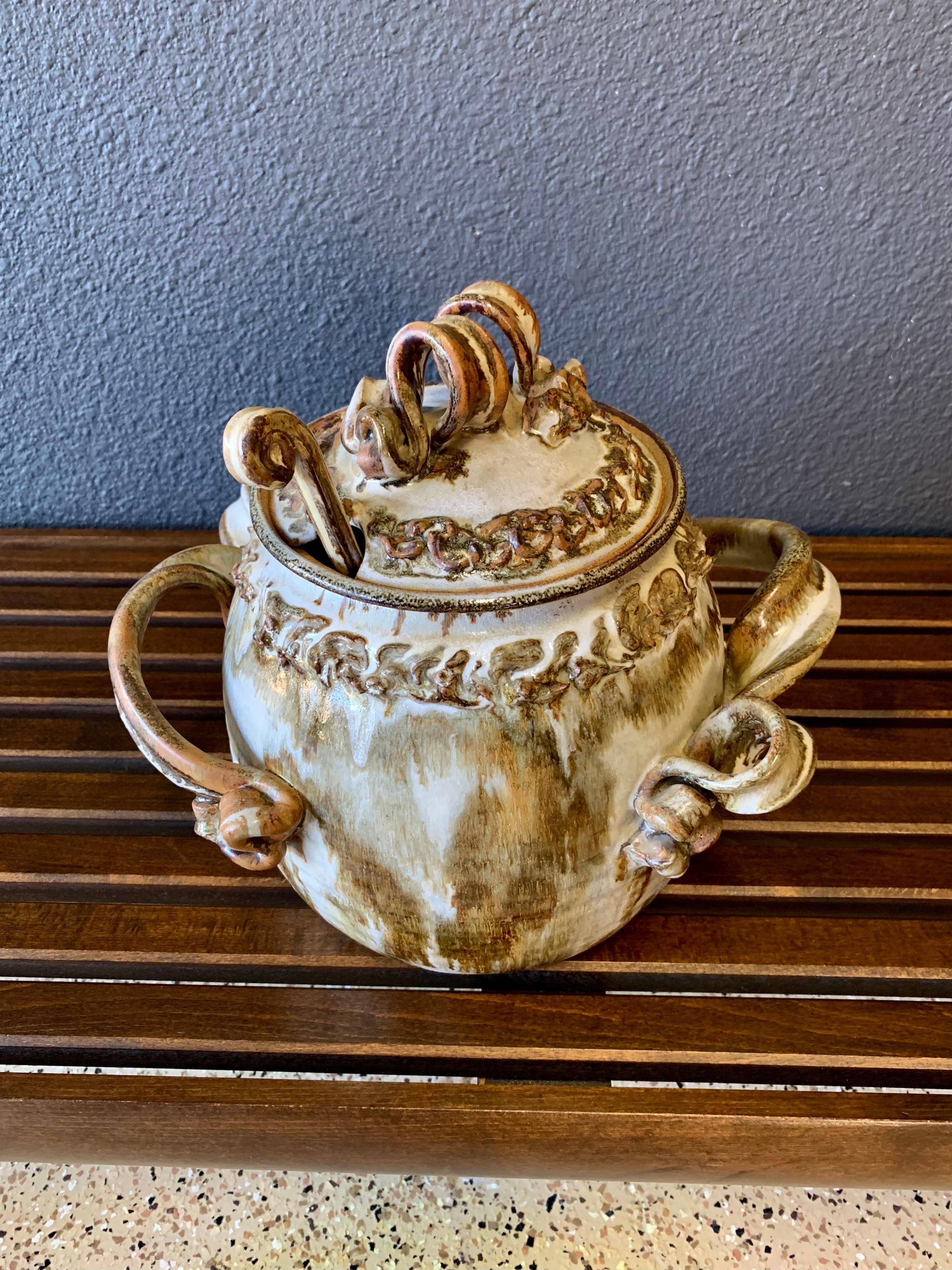 Soupière en grès du milieu du siècle avec louche en vente 2