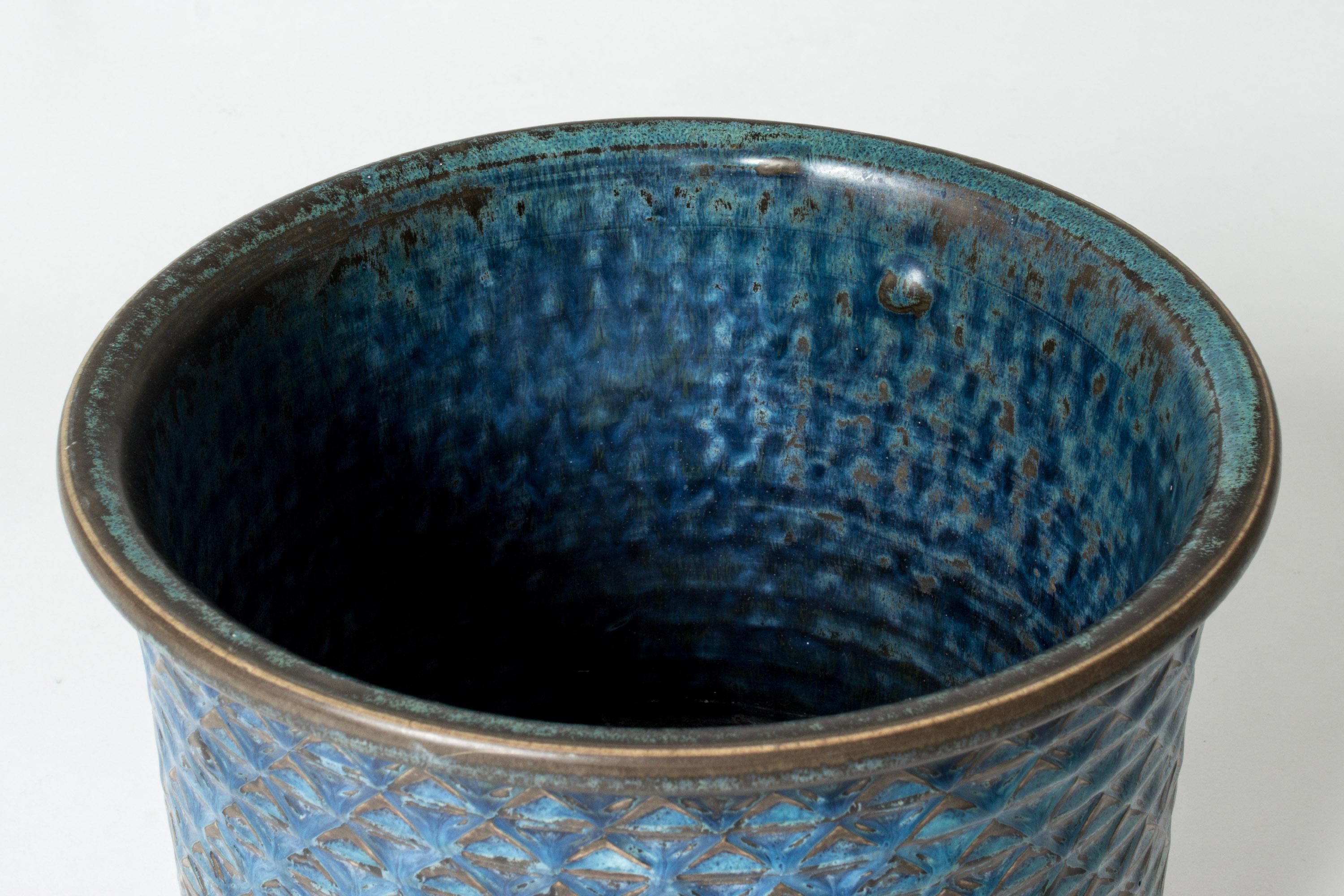 Striking stoneware vase by Stig Lindberg, in a cylinder form. Graphic pattern with vibrant blue glaze.
