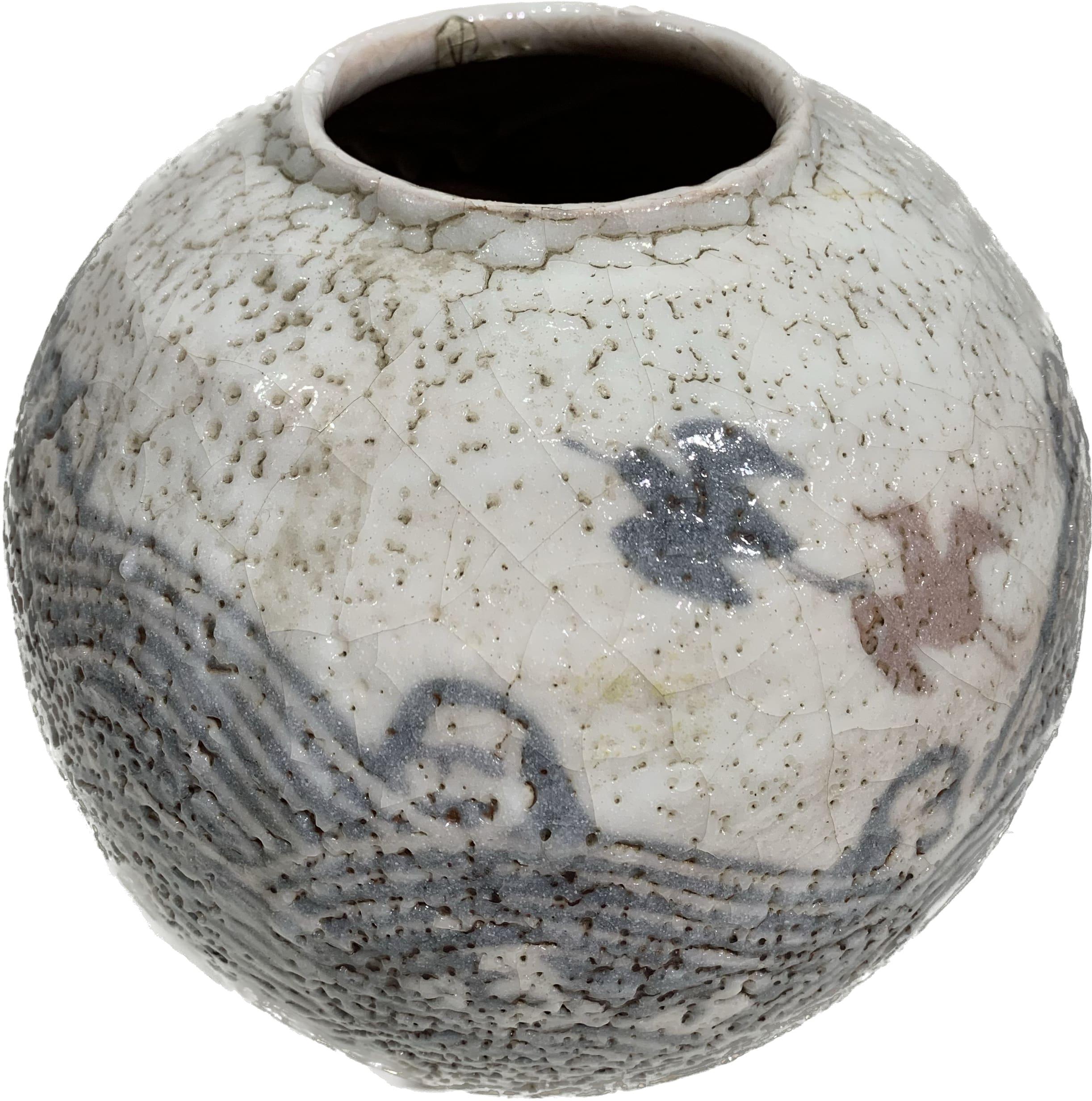 Gorgeous bowl shaped vase in glazed stoneware that is crackled.
It is made with beautiful nuances of grey, blue, and earth colors representing a natural scenery of seagulls flying over waves.
The opening is 10cm wide. It is punched ( with a «