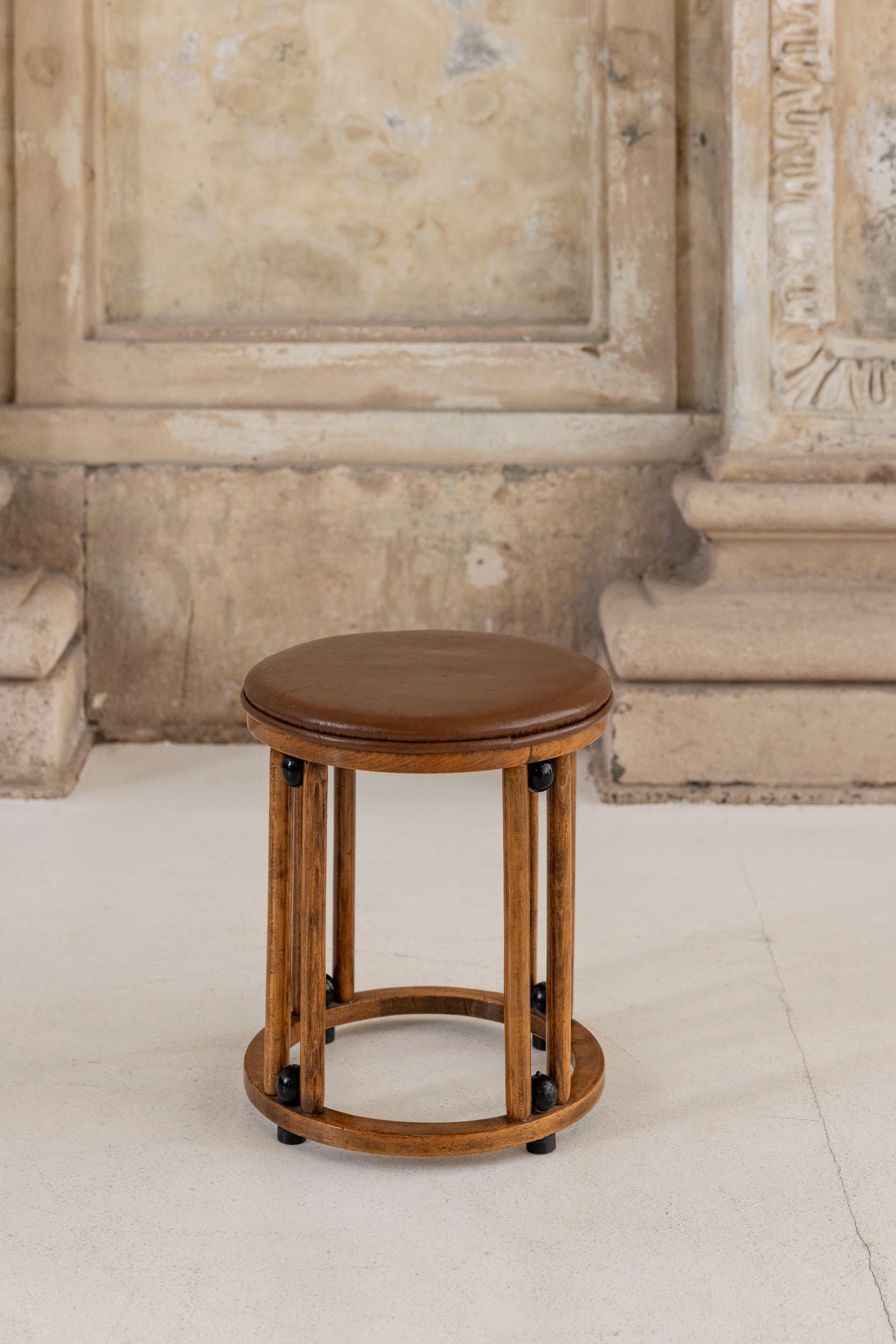 Milieu du siècle  Tabouret en bois avec assise en cuir attribué à Josef Hoffmann Thonet-Mundus Borlova. 
Tabouret en bois raffiné du début du XXe siècle produit par Thonet-Mundus Borlova, mettant en valeur le savoir-faire artisanal de