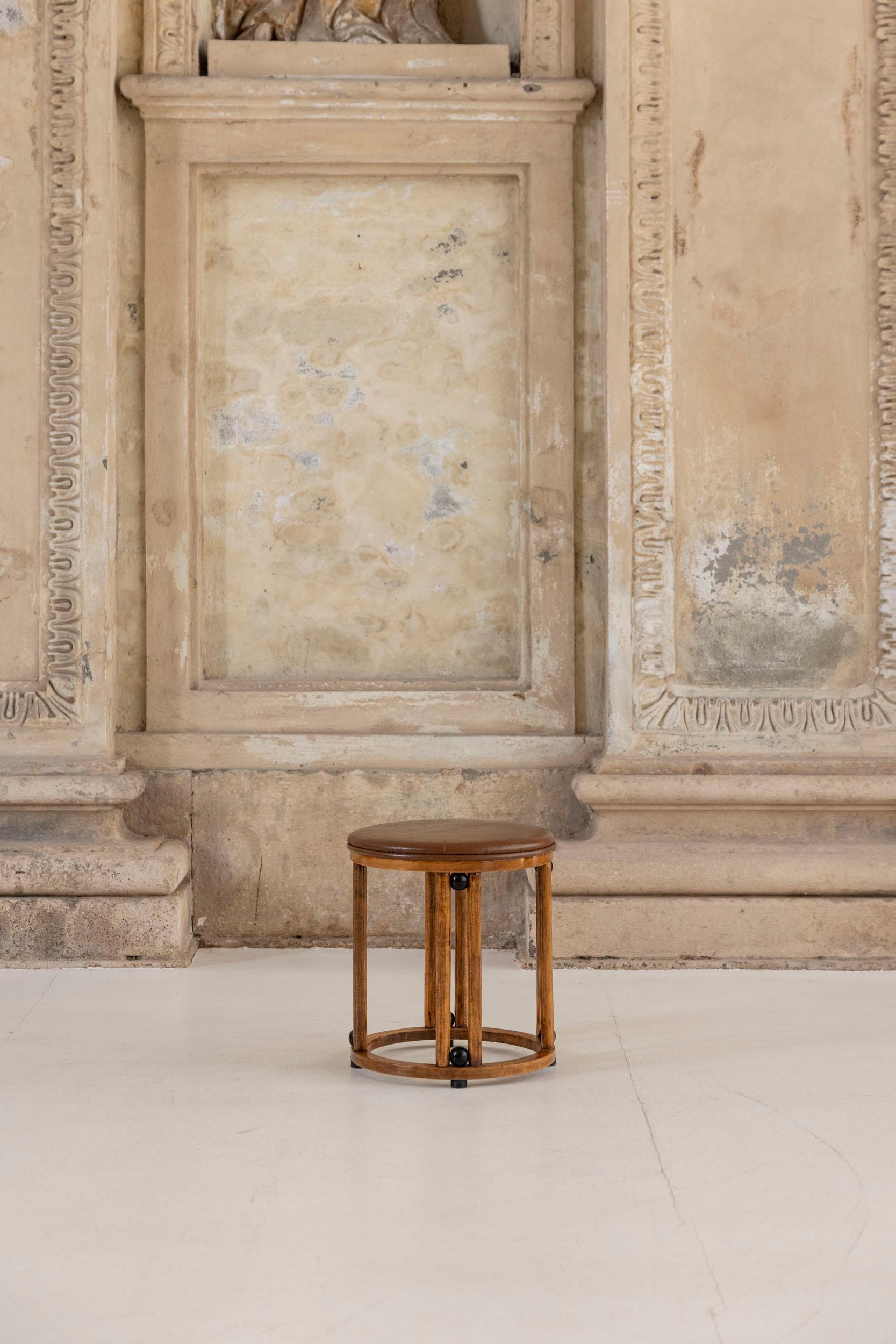 Tabouret du milieu du siècle attribué à Josef Hoffman Thonet-Mundus Borlova Excellent état - En vente à Piacenza, Italy