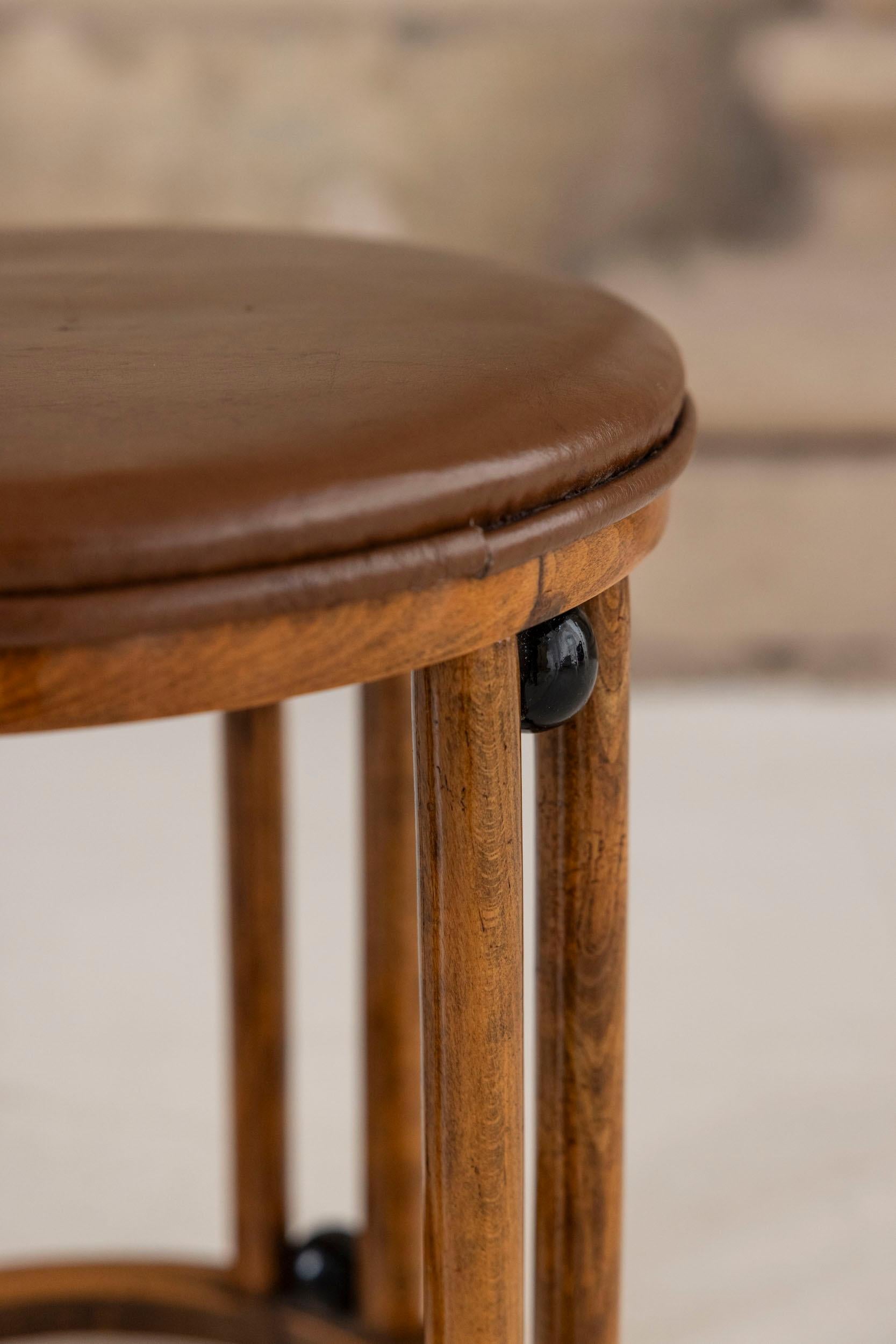 Milieu du XXe siècle Tabouret du milieu du siècle attribué à Josef Hoffman Thonet-Mundus Borlova en vente