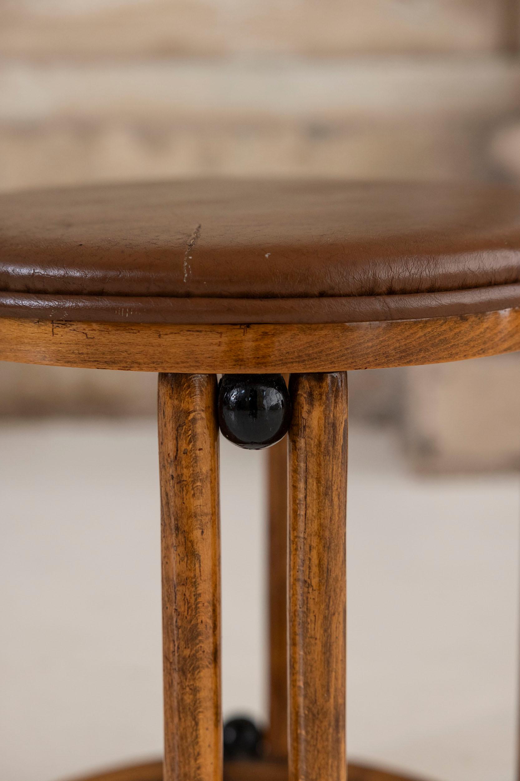 Bois Tabouret du milieu du siècle attribué à Josef Hoffman Thonet-Mundus Borlova en vente