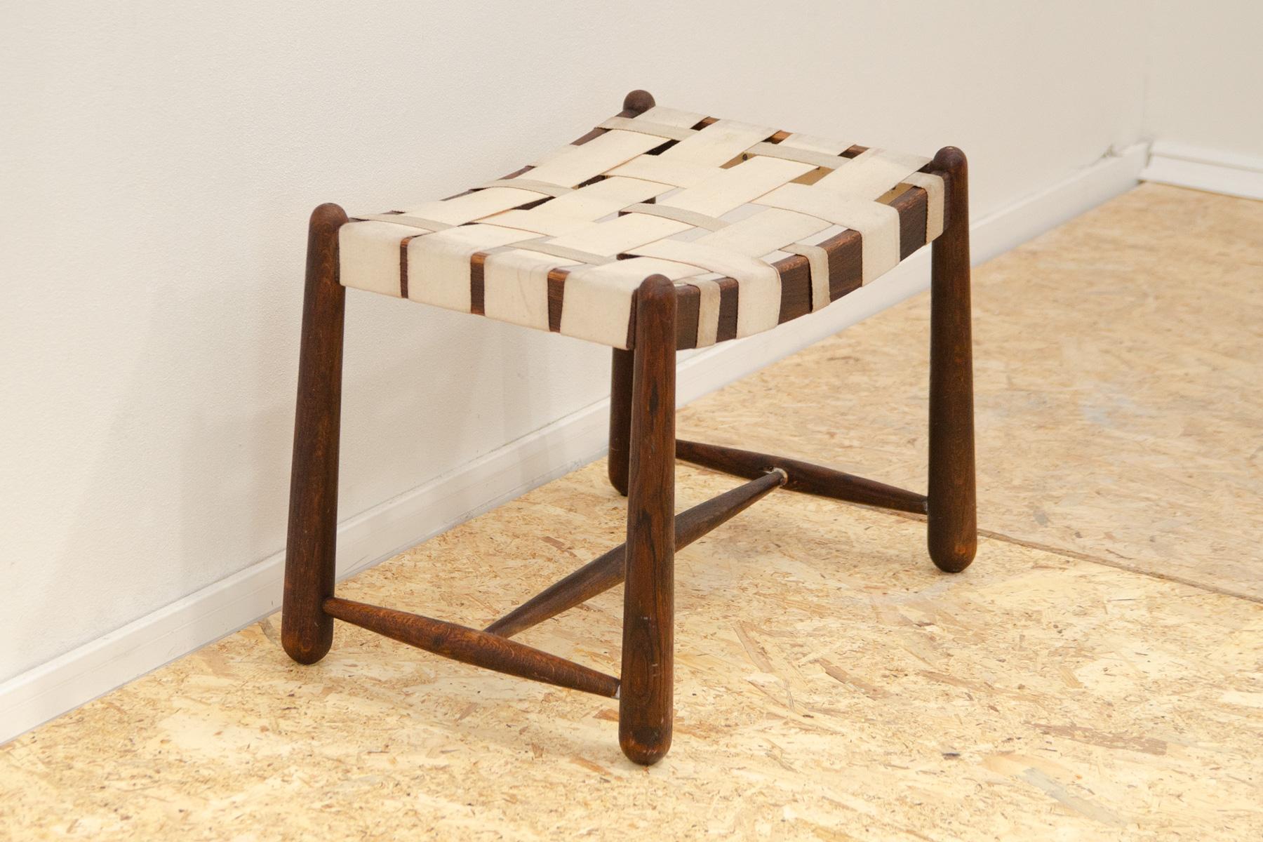 Ce tabouret/repose-pieds Vintage a été fabriqué par la société Krásná Jizba dans l'ancienne Tchécoslovaquie dans les années 1960. Ils se caractérisent par un design non conventionnel, une forme irrégulière. Il est fabriqué en bois de hêtre. Le bois
