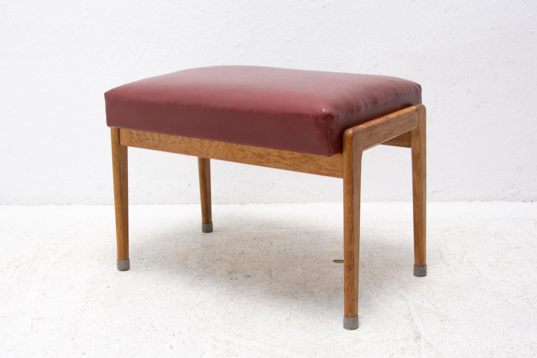 Ce tabouret/repose-pieds a été fabriqué par ULUV dans l'ancienne Tchécoslovaquie dans les années 1960.

L'assise est en similicuir et la structure est en bois de hêtre. En très bon état d'origine, montrant des signes d'âge et d'utilisation.

