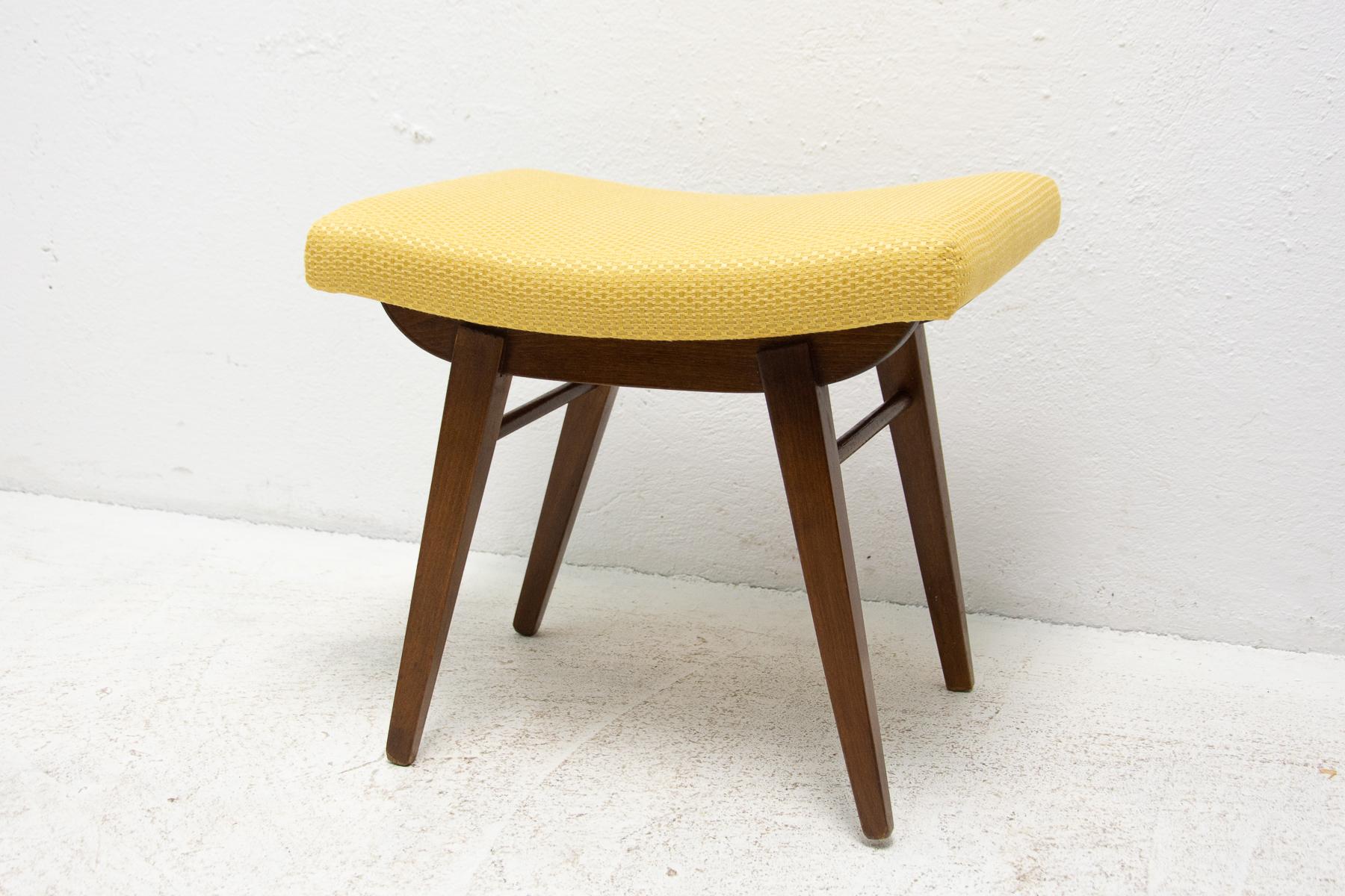 This stool/footrest was made by Západoslovenské nábytkárské Závody in the former Czechoslovakia in the 1970´s. Features an upholstered seats and structure is made of beech wood. In very good condition, new fabric.

Measures: Height: 44