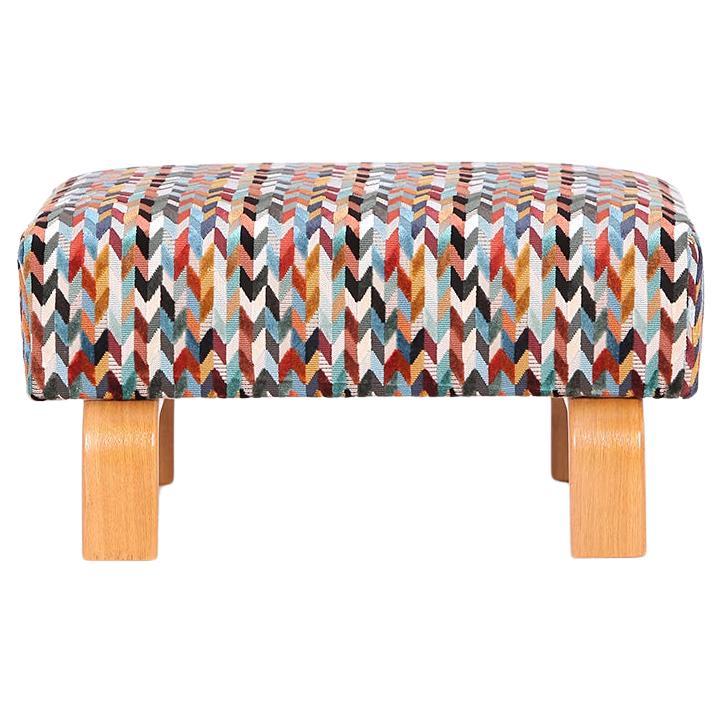 Taburete de mediados de siglo, República Checa, años 60.
Se han restaurado las partes de madera y se ha tapizado el asiento con muelles nuevos.
Cubierta con una hermosa tela de Osbourne & Little.