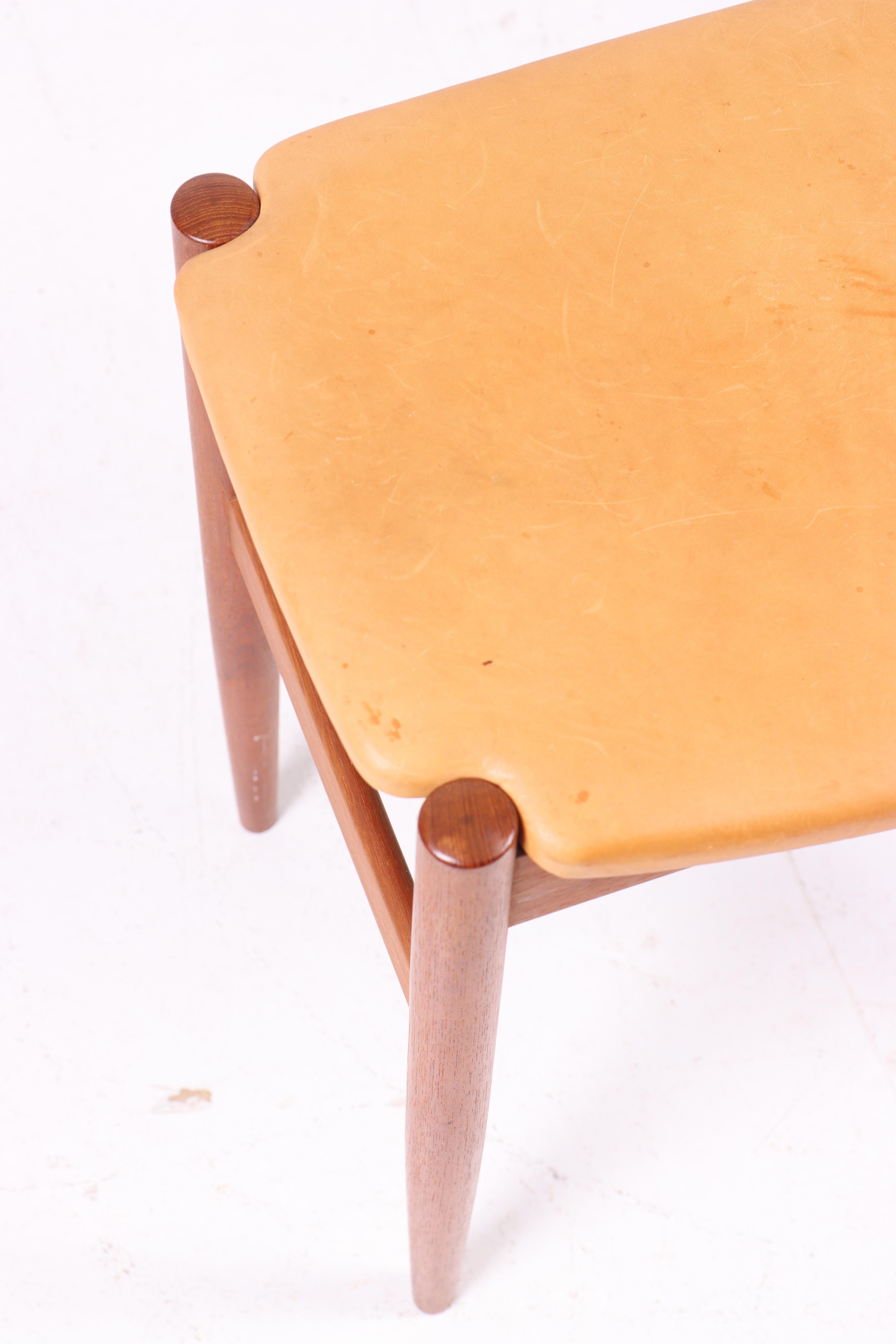 Sgabello in pelle patinata e struttura in palissandro, progettato e realizzato in Danimarca.