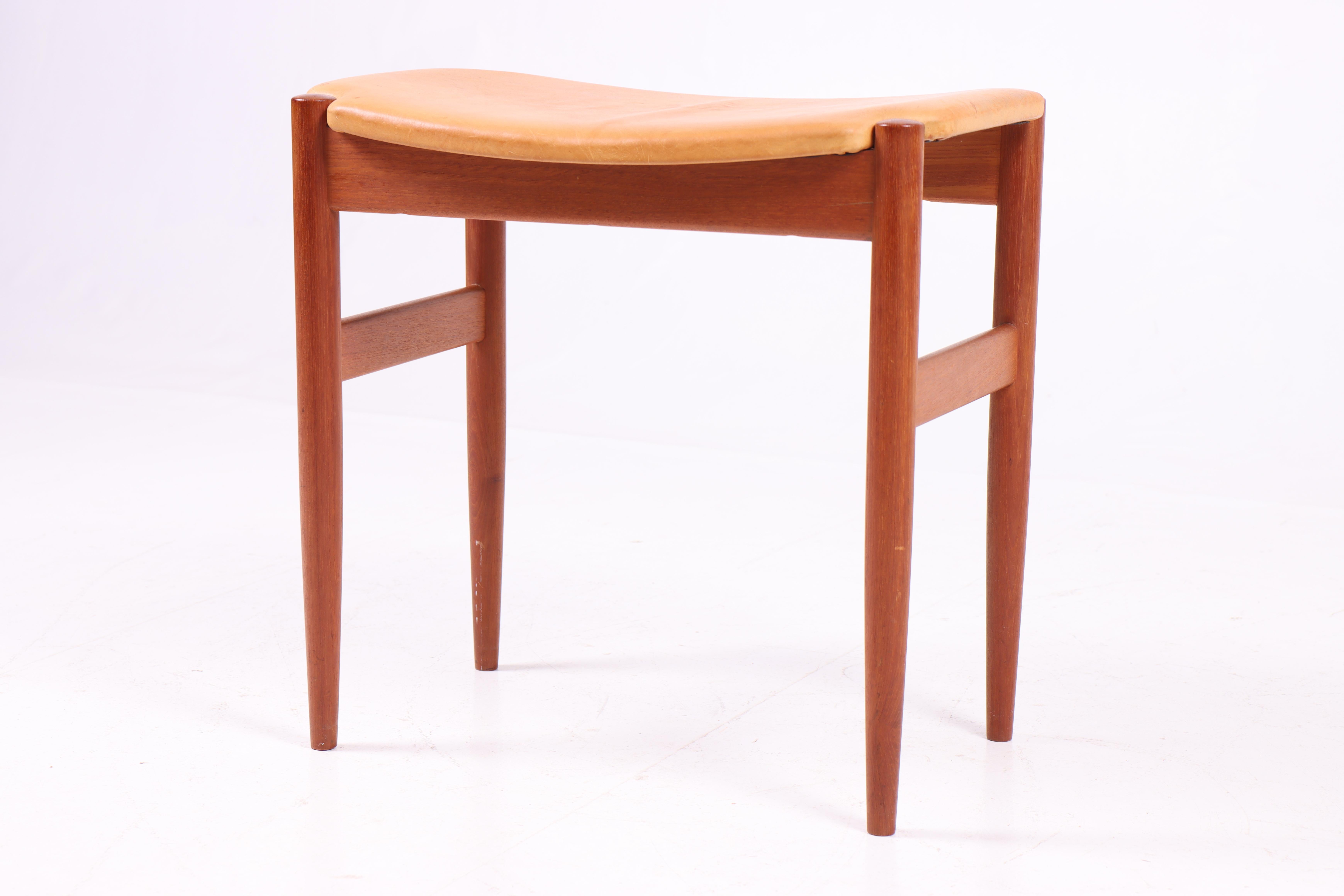 Scandinavo moderno Sgabello di metà secolo in pelle patinata, Made in Denmark, anni '60 in vendita