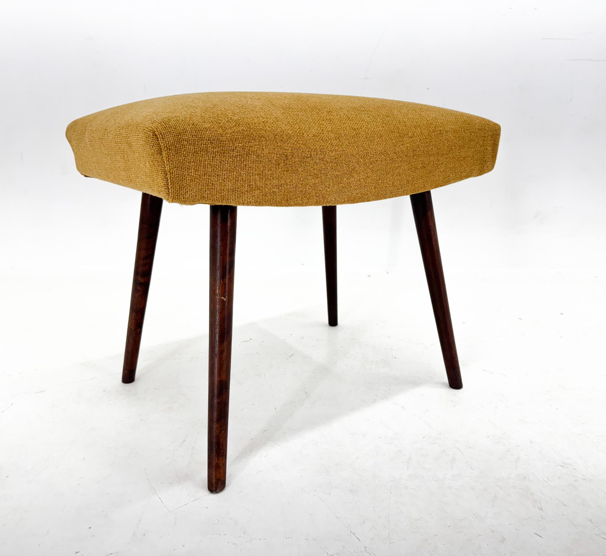 Mid-Century moderno Sgabello di metà secolo con tappezzeria nuova, Cecoslovacchia, anni '70 in vendita