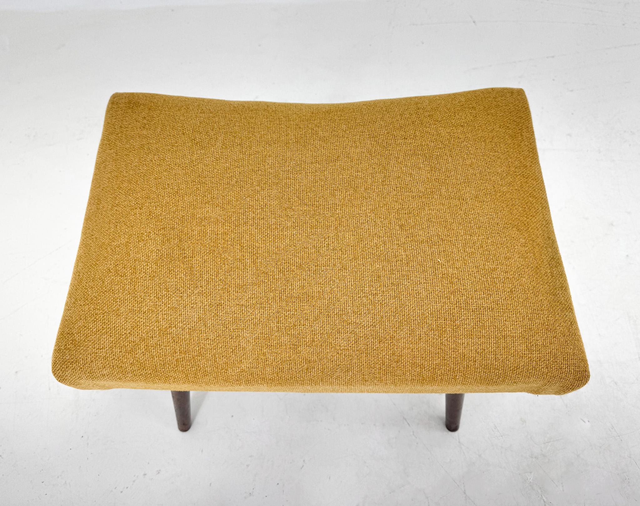 XX secolo Sgabello di metà secolo con tappezzeria nuova, Cecoslovacchia, anni '70 in vendita