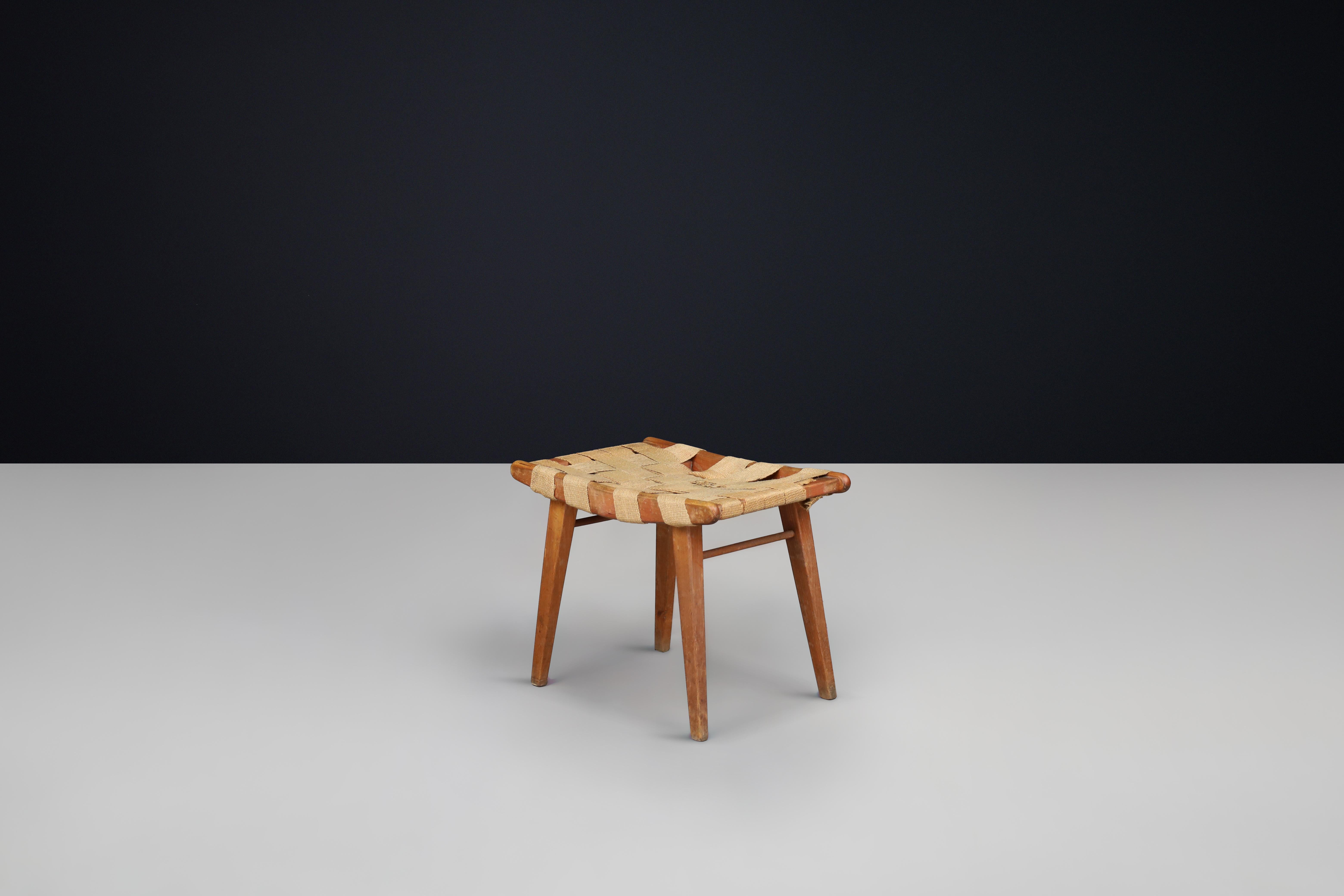 Mid-Century Stool with Woven Jute Seat and Patinated Beech Wood Frame, France In condizioni buone in vendita a Almelo, NL