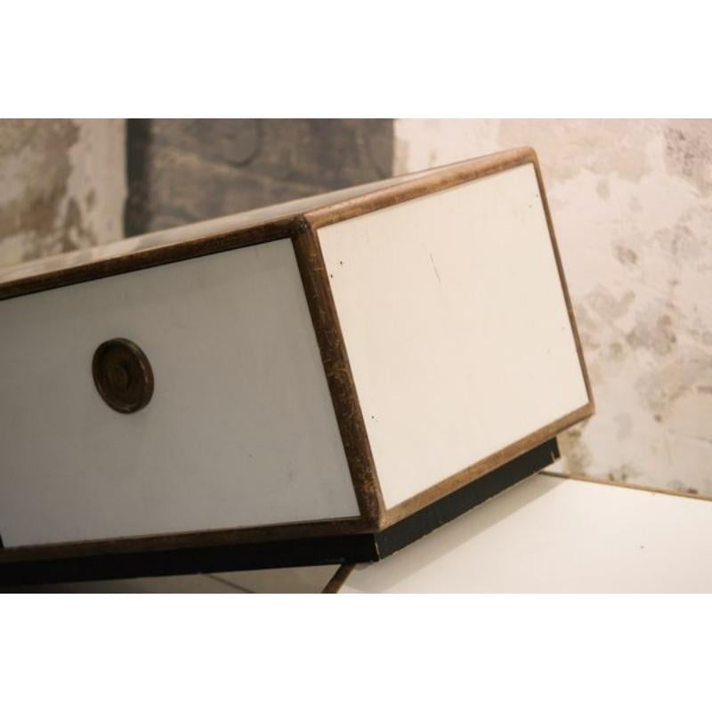 Contenitore di metà secolo, anni '70

Design vintage
Design Mid-Century 1970. Mobile contenitore in legno bianco.

Informazioni aggiuntive:
Materiale: Legno
Colore: bianco
Periodo di progettazione: Dal 1960 al 1969
Anno: 1960
Paese di produzione:
