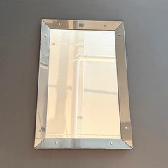 Espejo de pared tipo «shadowbox» de mediados de siglo, con marco aerodinámico de cristal ahumado
